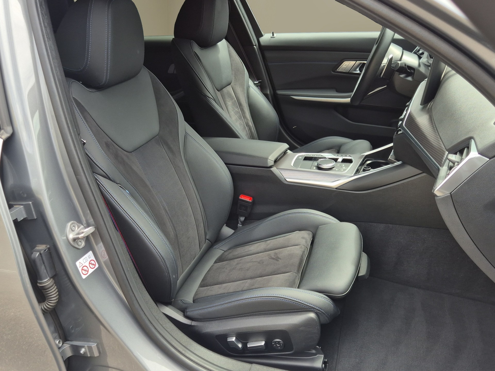 BMW 330e x DriveTouring Steptronic M Sport Pro-image-17