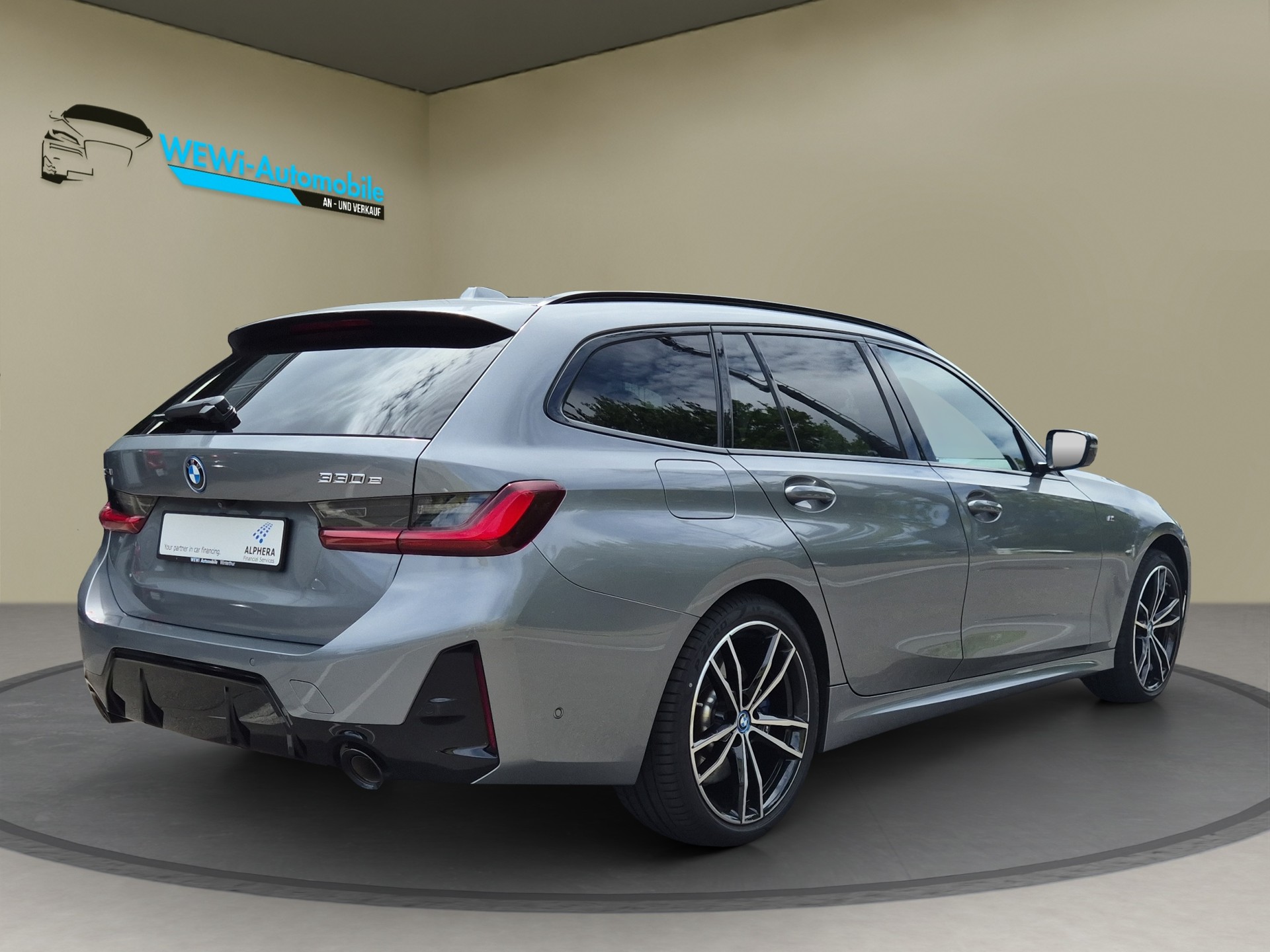 BMW 330e x DriveTouring Steptronic M Sport Pro-image-2