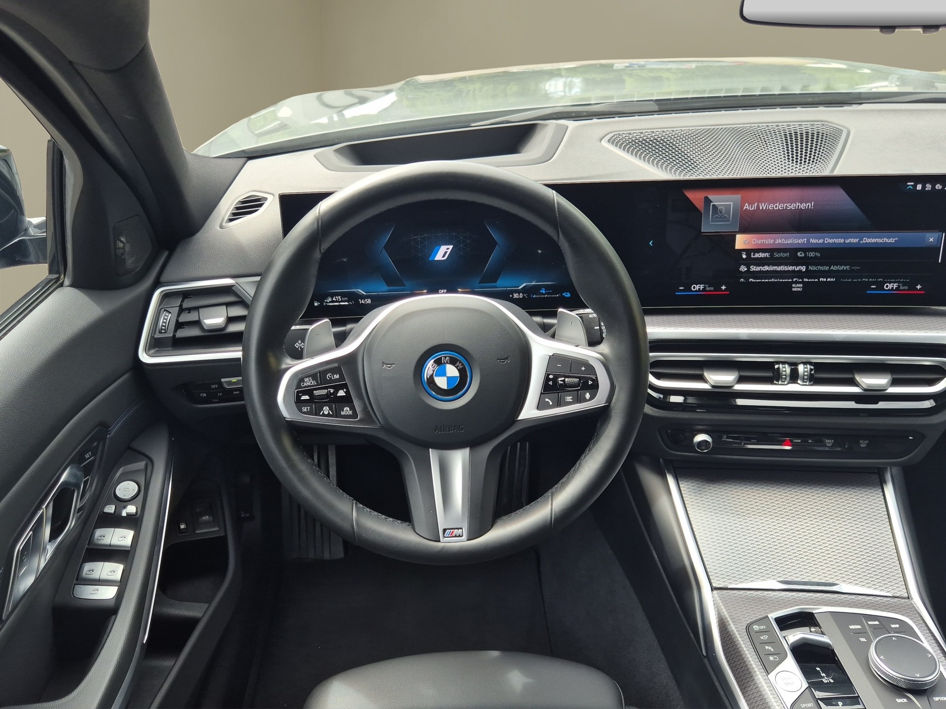 BMW 330e x DriveTouring Steptronic M Sport Pro-image-12