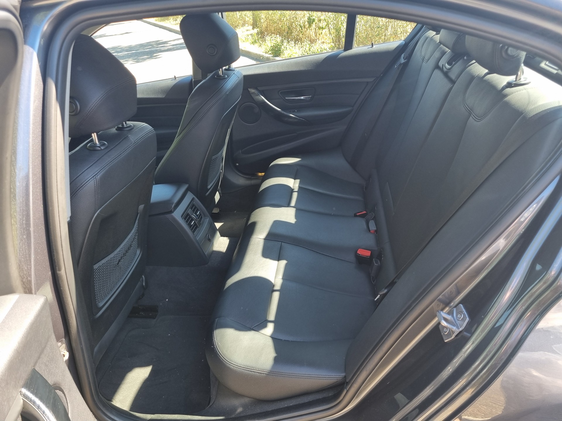 BMW 320d-image-8