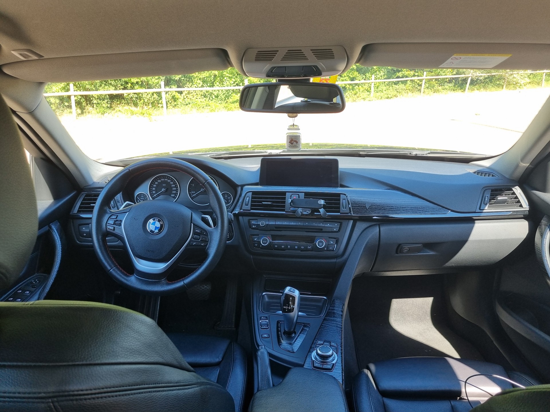 BMW 320d-image-5