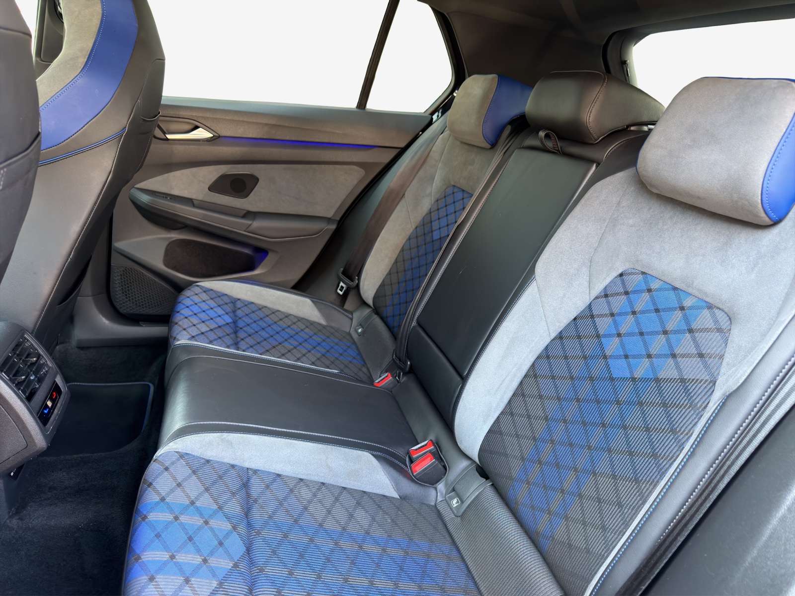 VW Golf 2.0 TSI R DSG 4Motion-image-11