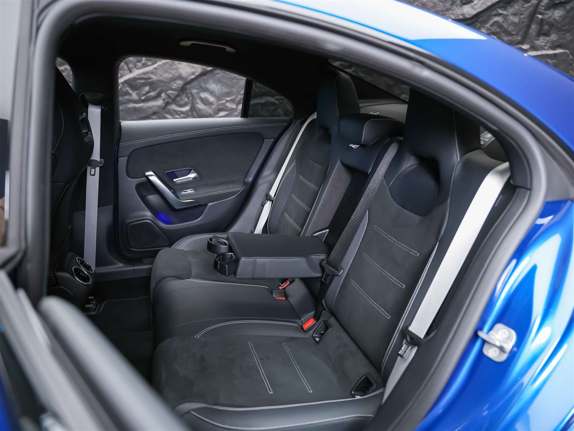 MERCEDES-BENZ CLA 200 d AMG Line-image-13