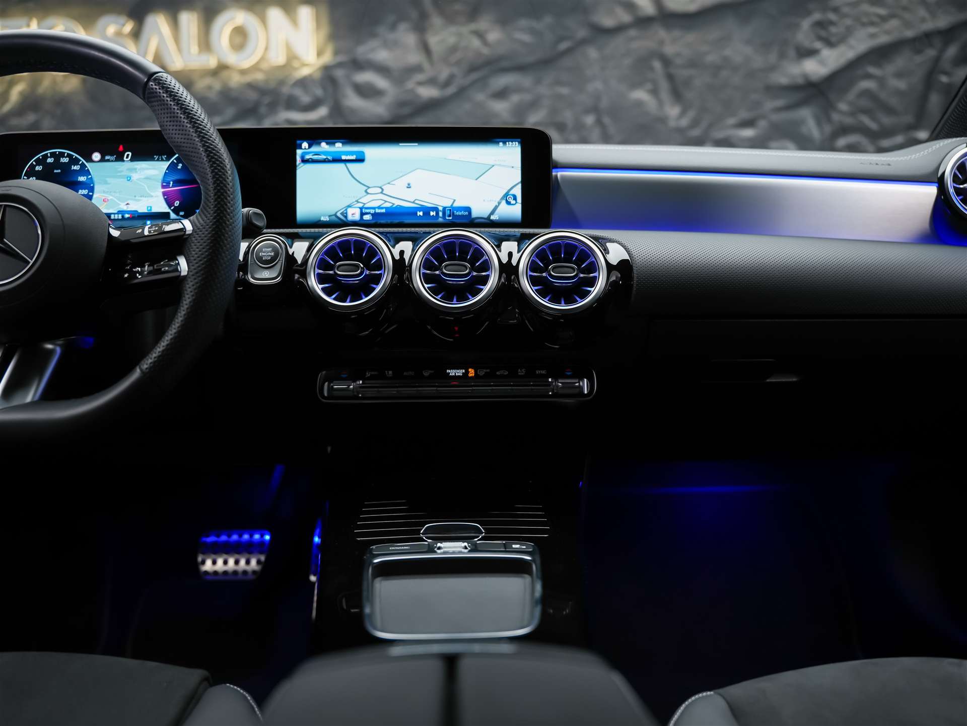 MERCEDES-BENZ CLA 200 d AMG Line-image-19