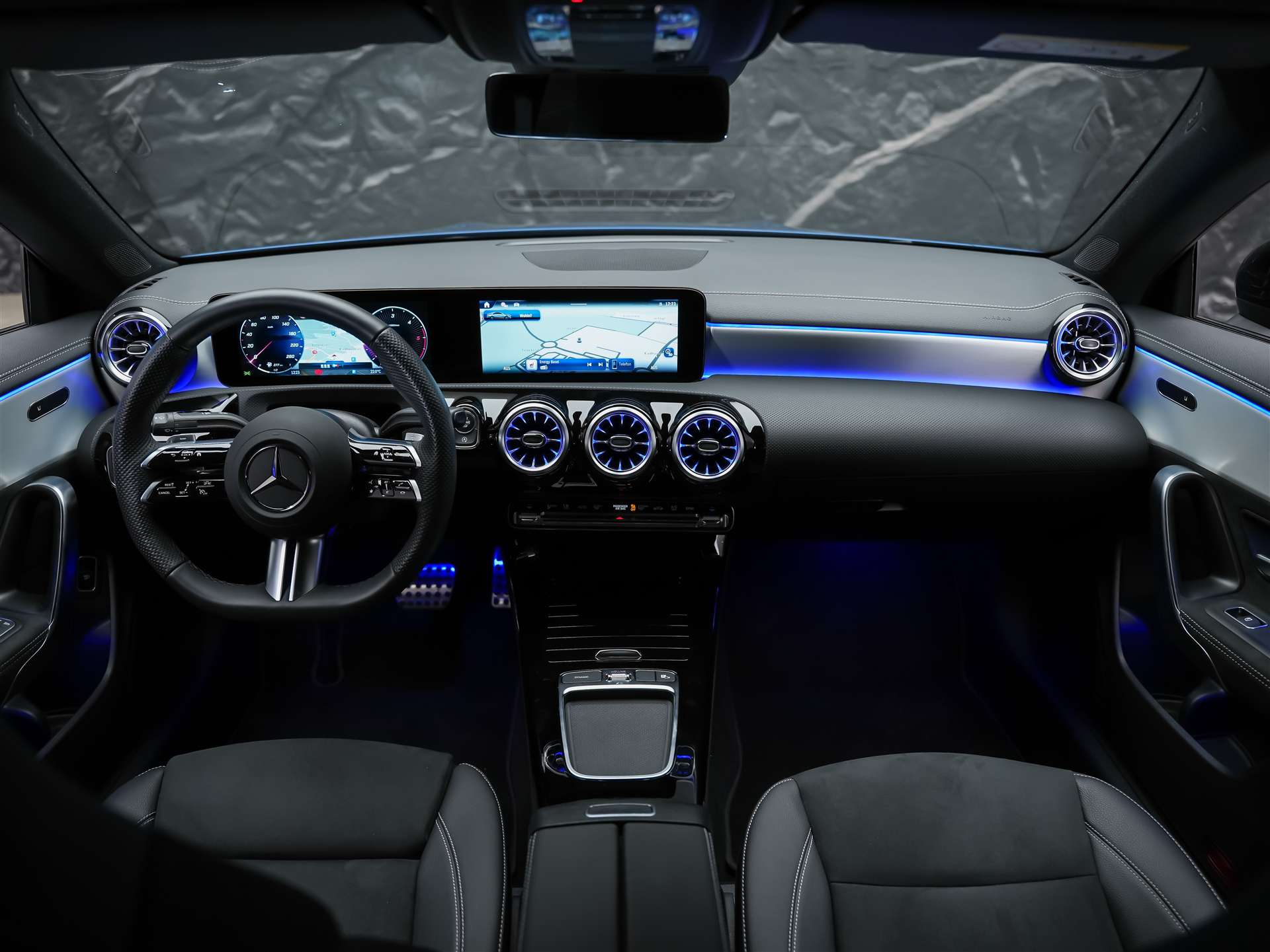 MERCEDES-BENZ CLA 200 d AMG Line-image-18