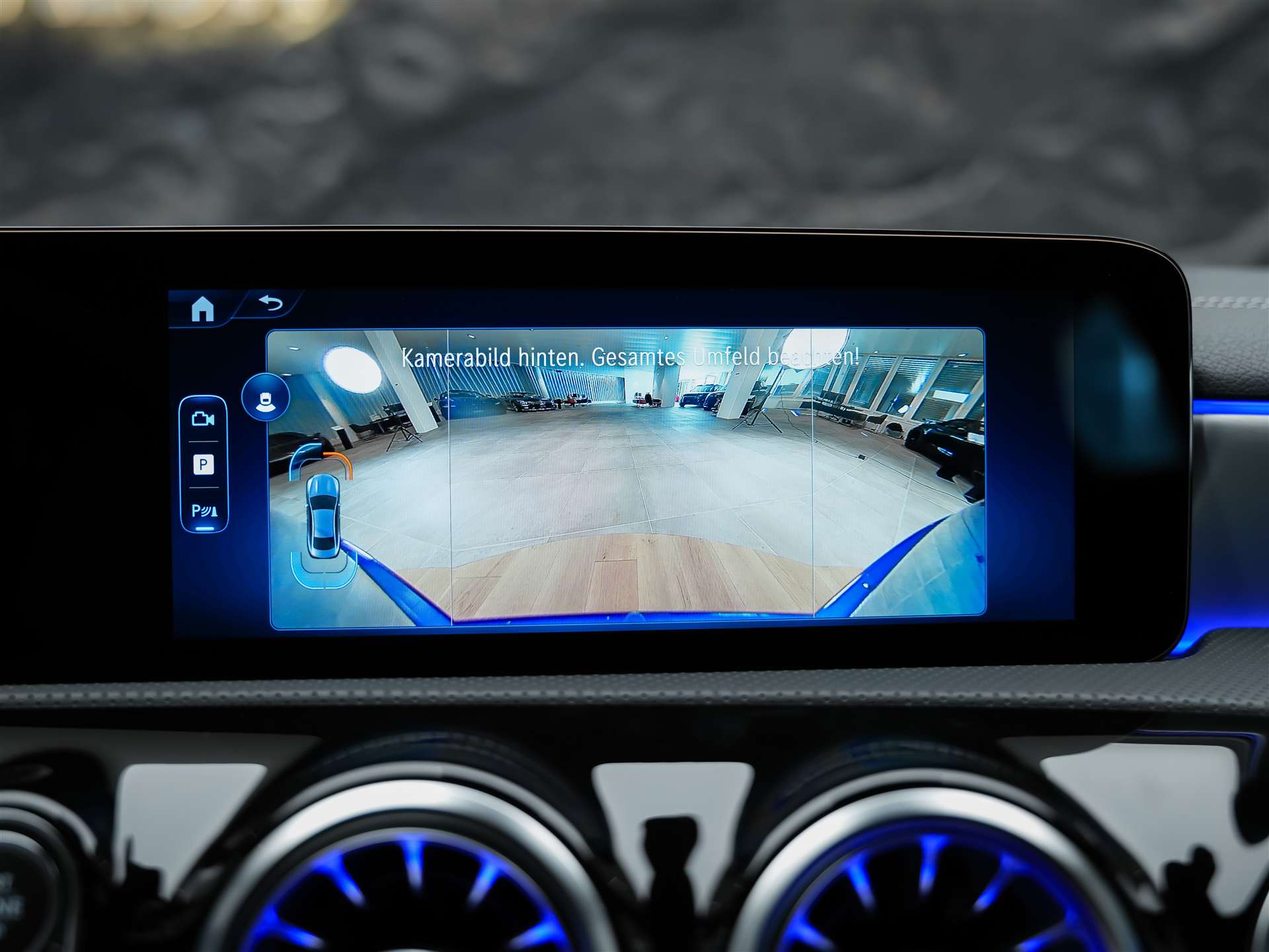 MERCEDES-BENZ CLA 200 d AMG Line-image-38