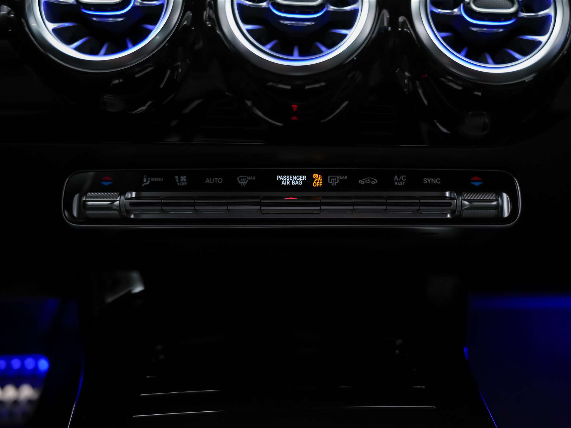 MERCEDES-BENZ CLA 200 d AMG Line-image-21