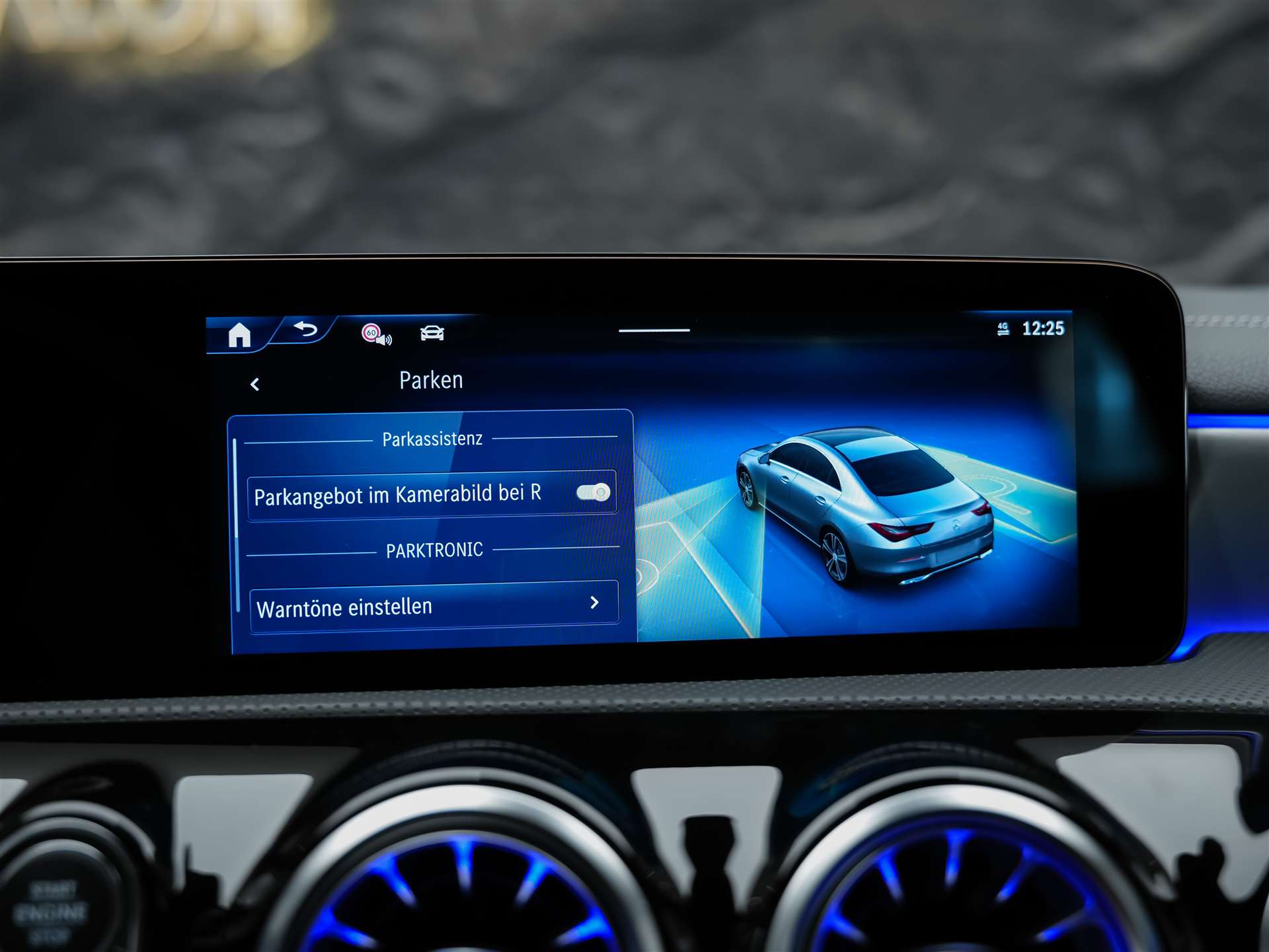 MERCEDES-BENZ CLA 200 d AMG Line-image-34