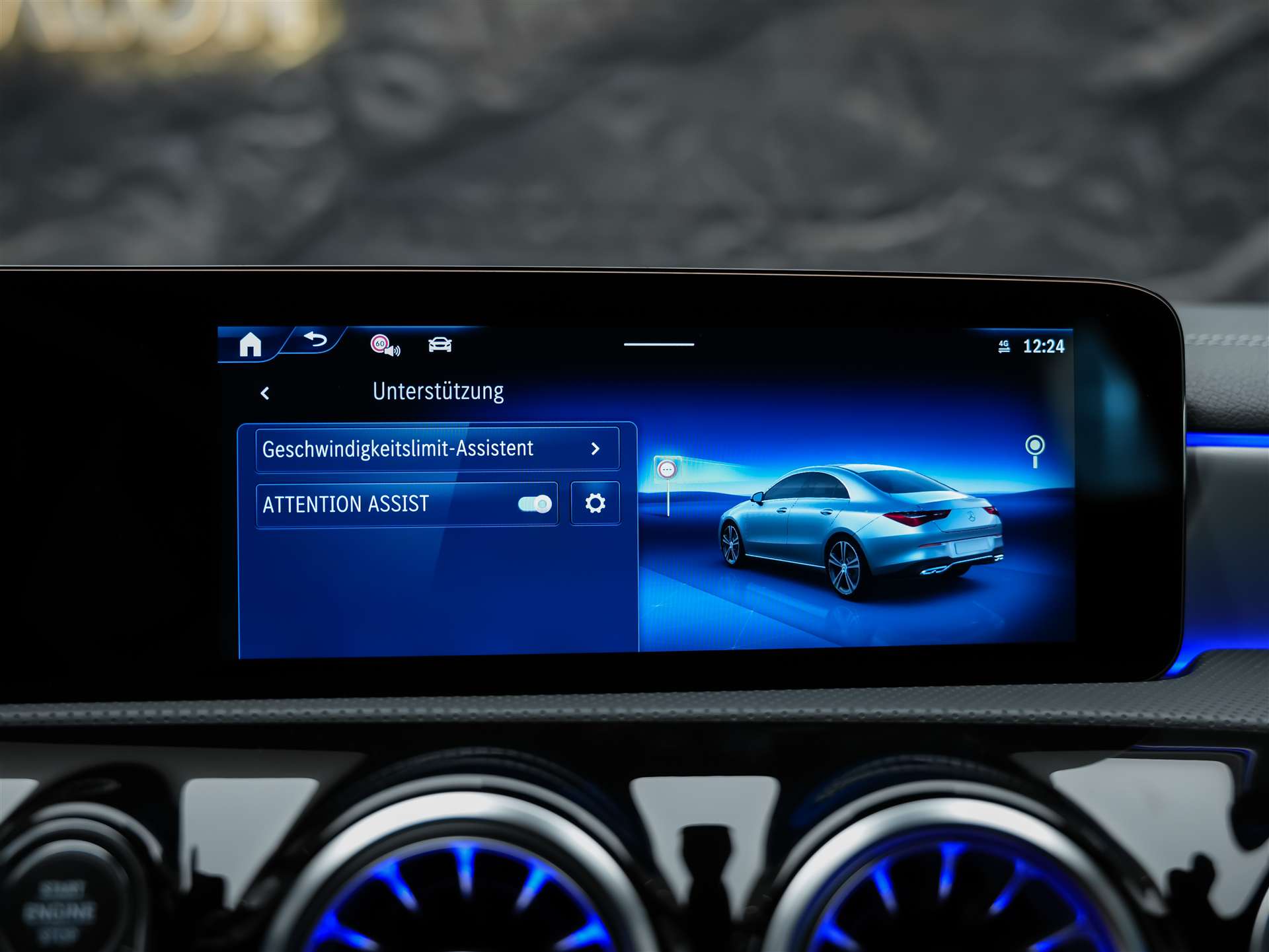 MERCEDES-BENZ CLA 200 d AMG Line-image-32