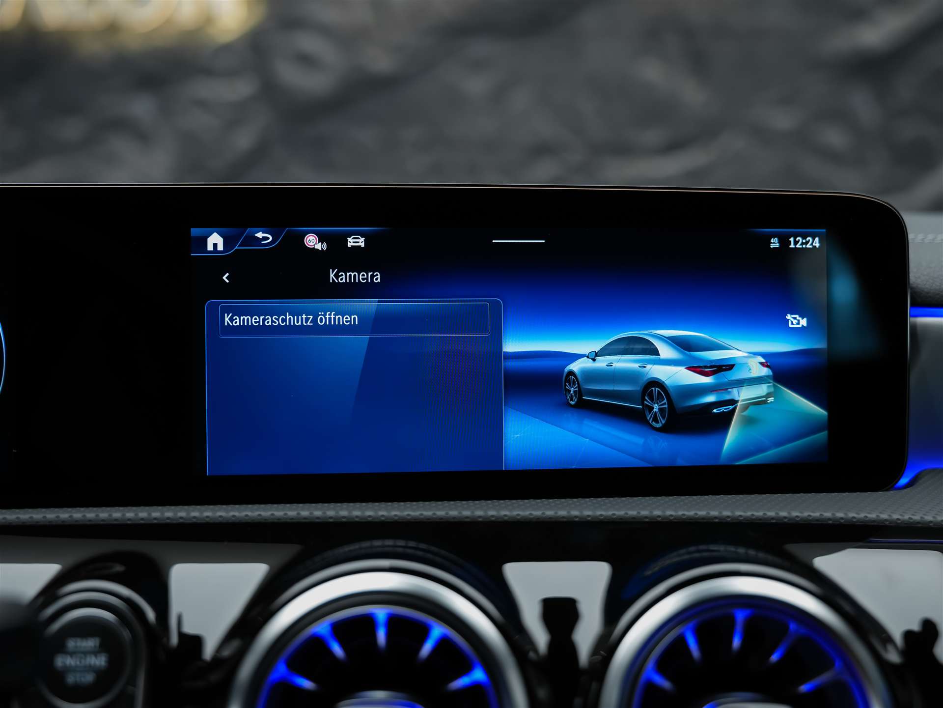 MERCEDES-BENZ CLA 200 d AMG Line-image-33
