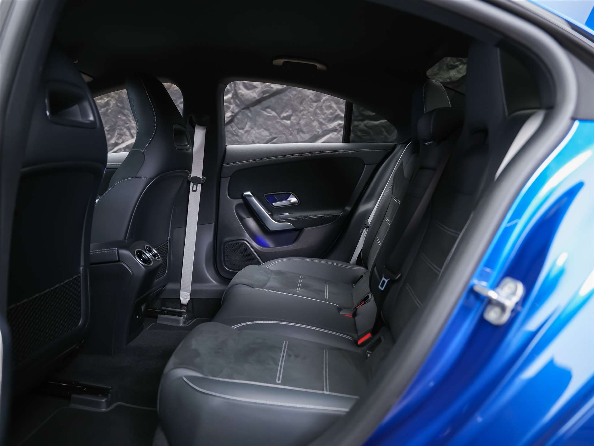 MERCEDES-BENZ CLA 200 d AMG Line-image-12