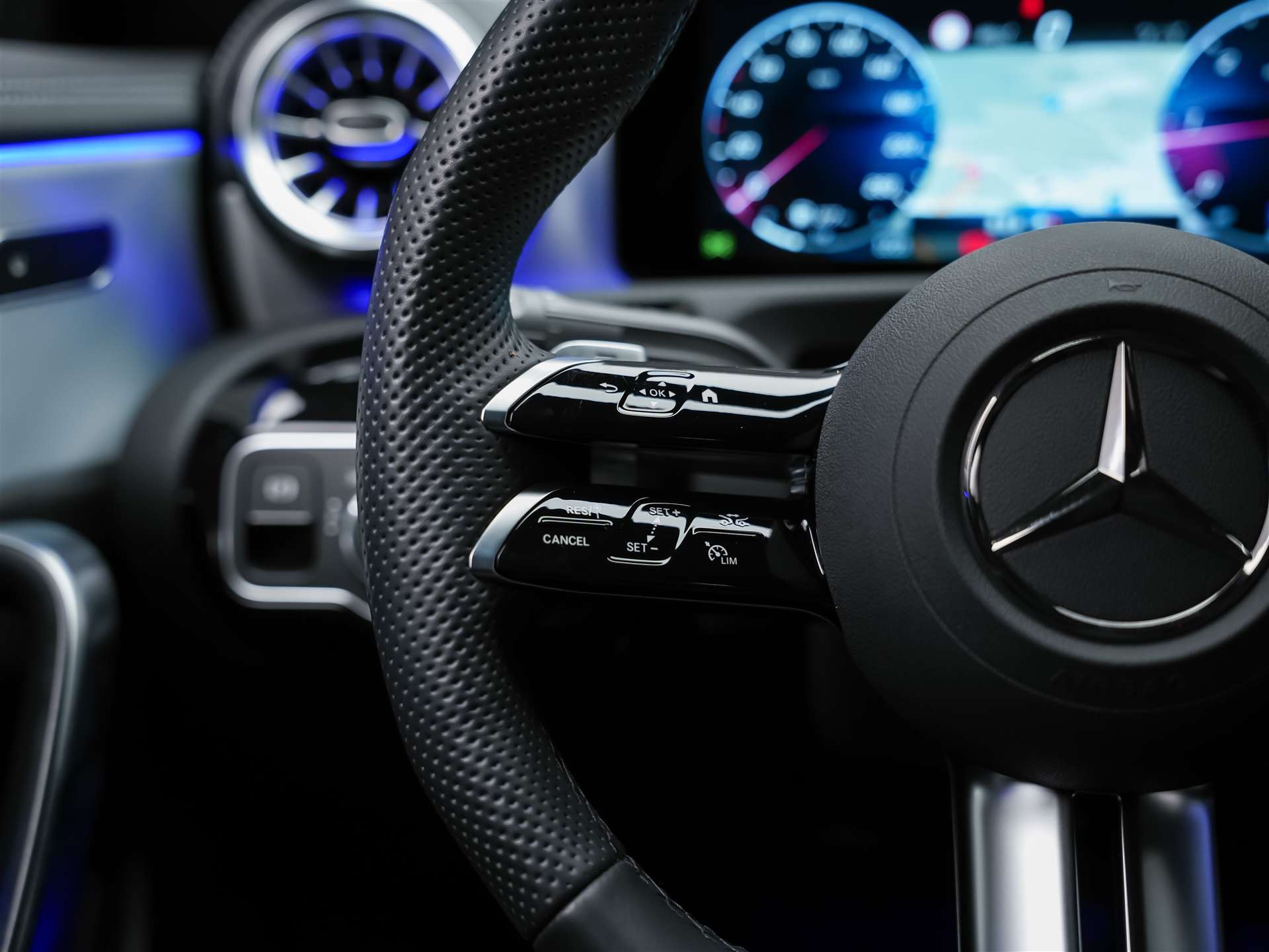 MERCEDES-BENZ CLA 200 d AMG Line *Werksgarantie*Sitzheizung*-image-26