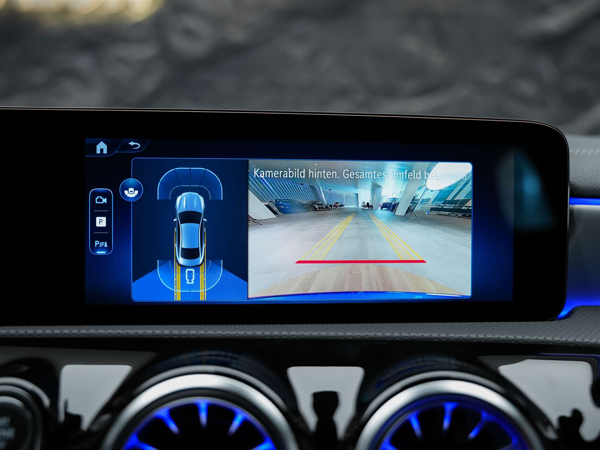 MERCEDES-BENZ CLA 200 d AMG Line-image-37