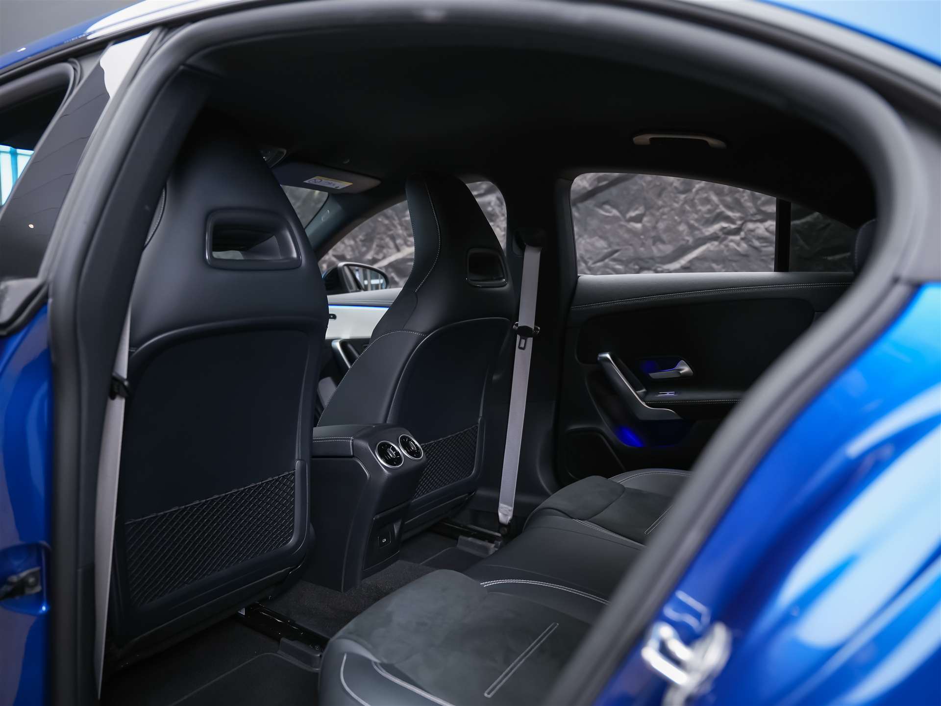 MERCEDES-BENZ CLA 200 d AMG Line-image-11