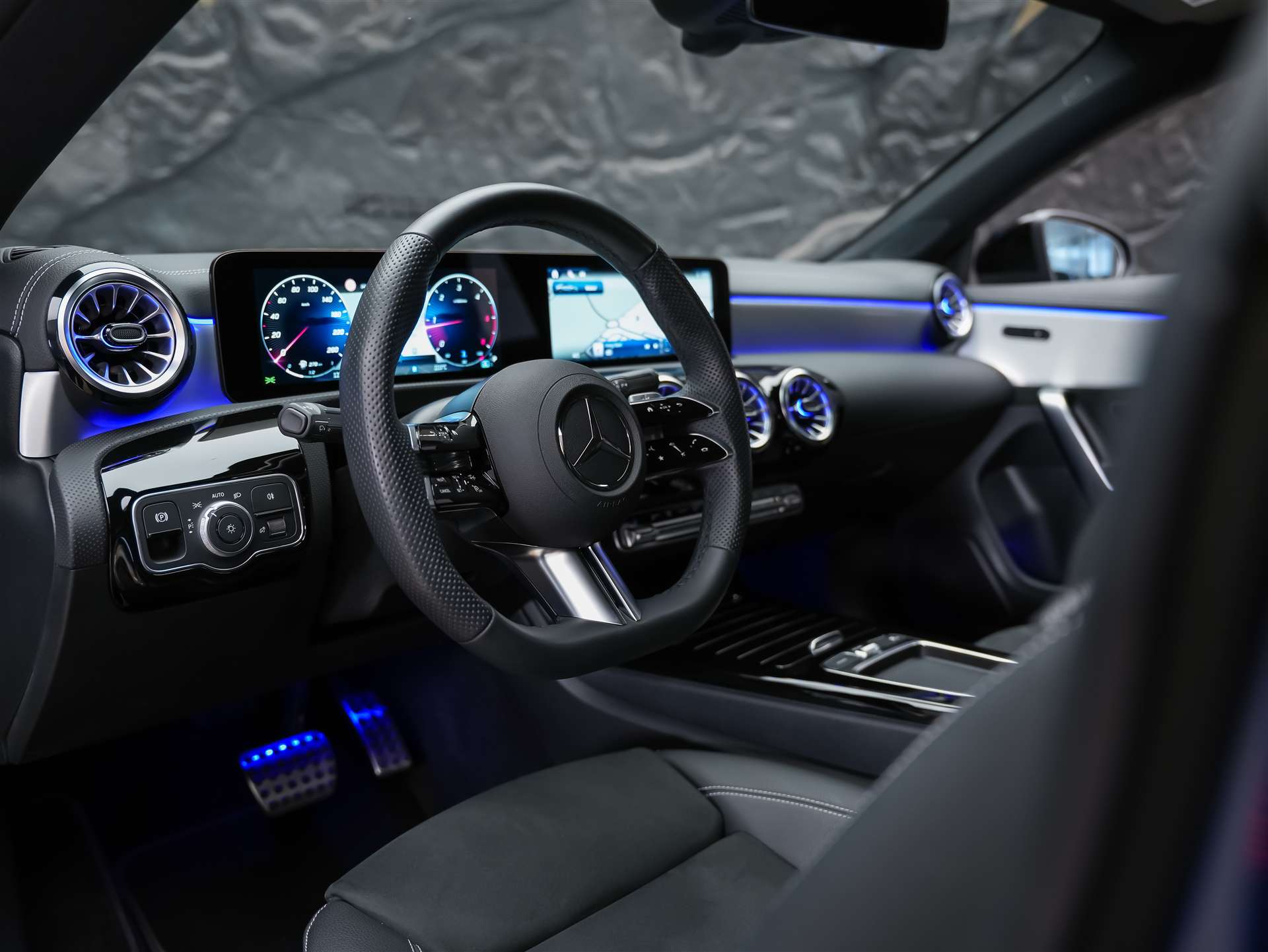 MERCEDES-BENZ CLA 200 d AMG Line-image-8