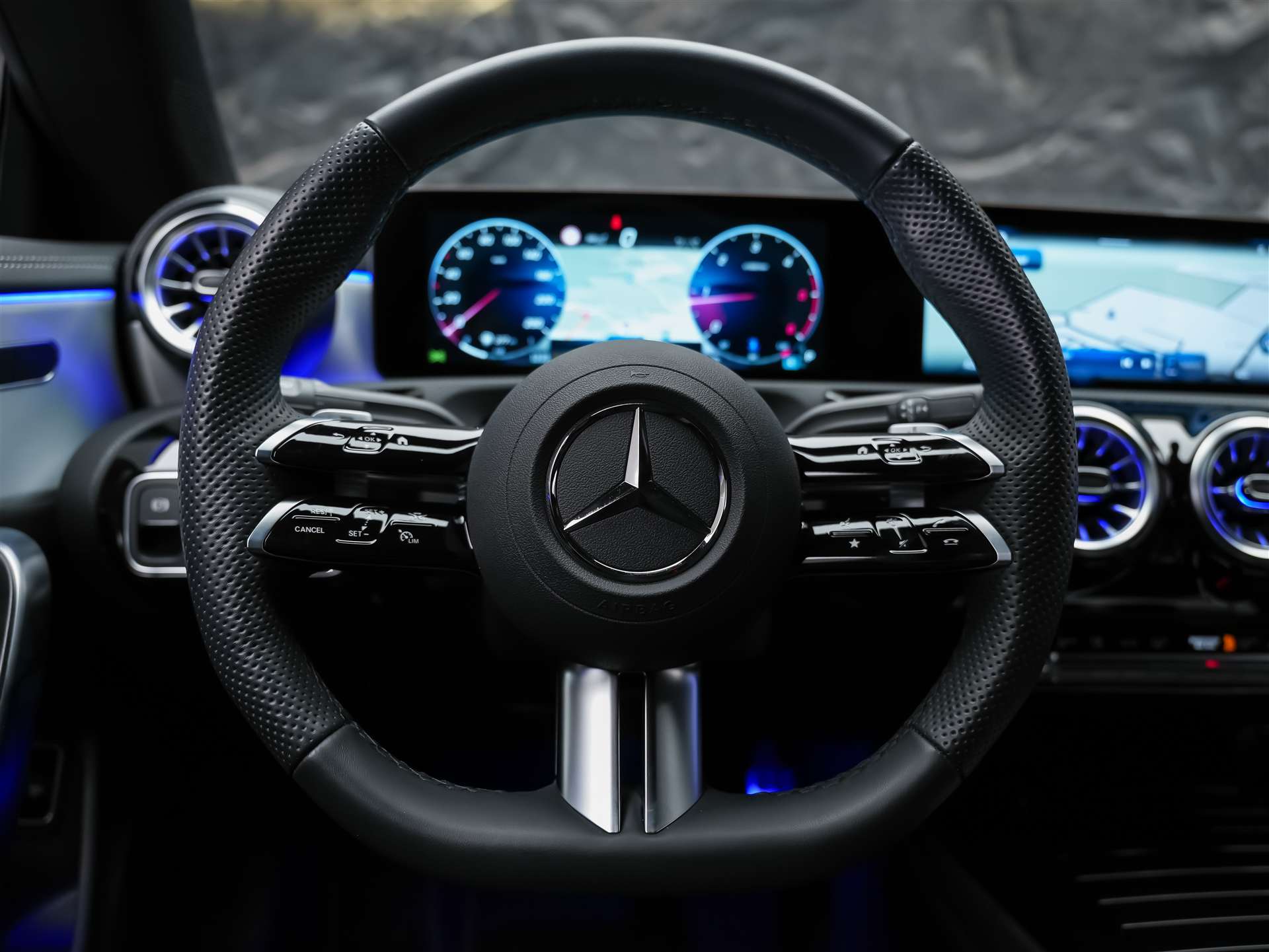 MERCEDES-BENZ CLA 200 d AMG Line-image-25