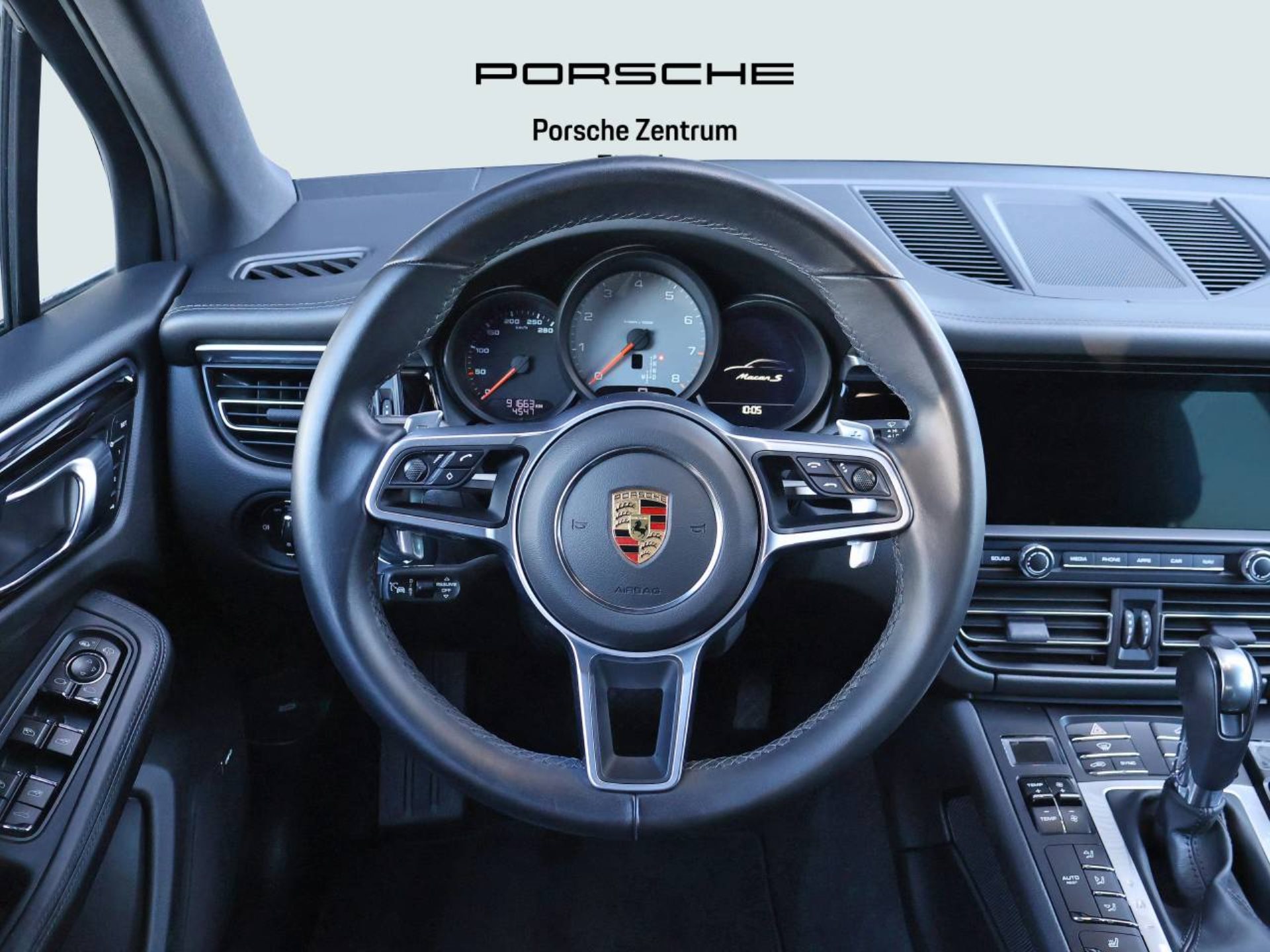PORSCHE Macan S-image-11