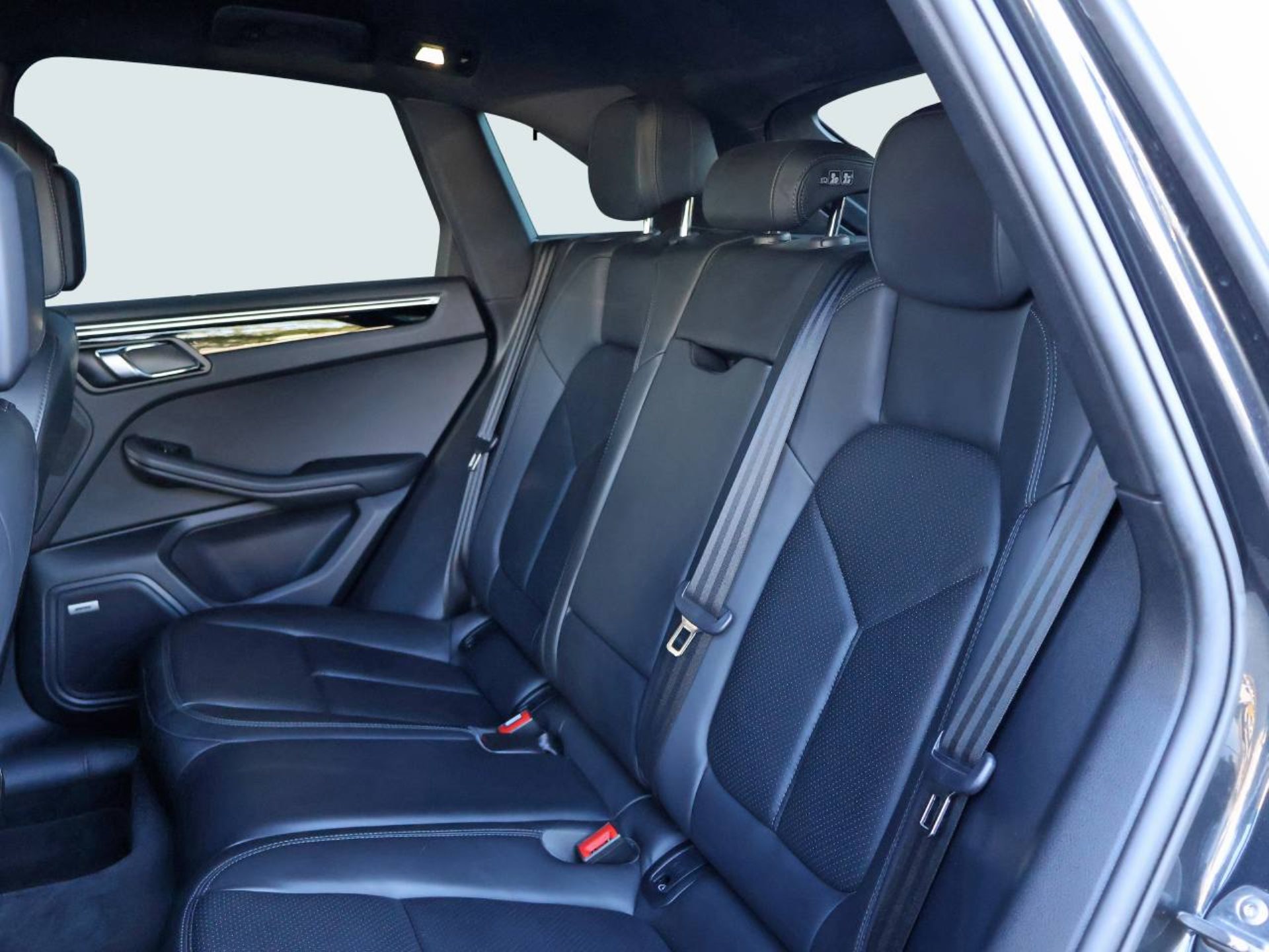 PORSCHE Macan S-image-15
