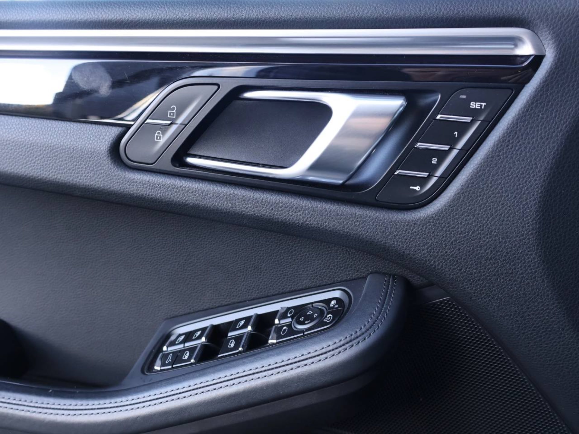 PORSCHE Macan S-image-23