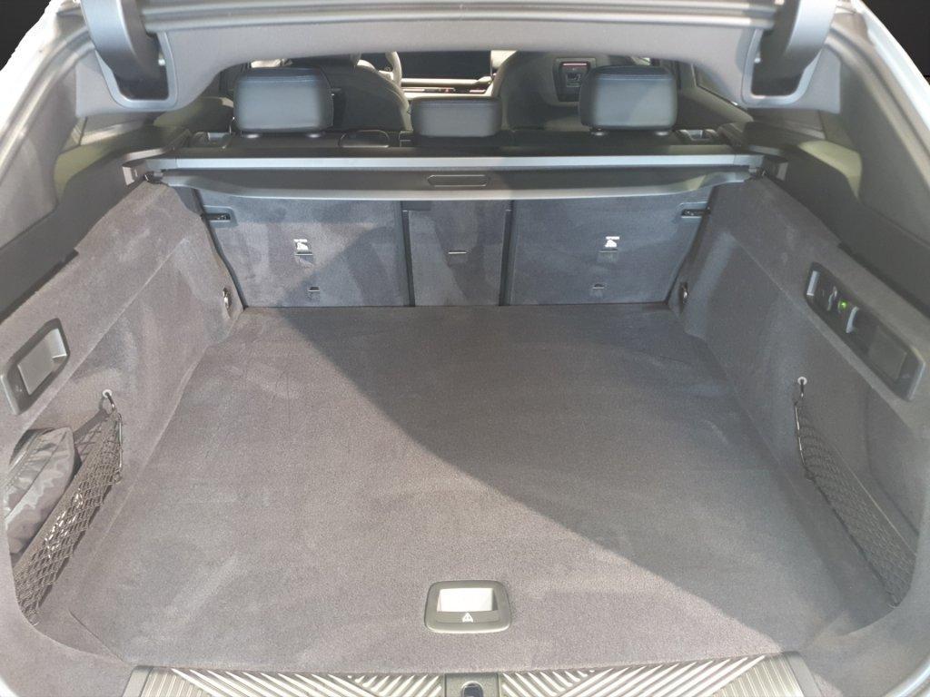 BMW 520d xDrive Touring-image-14