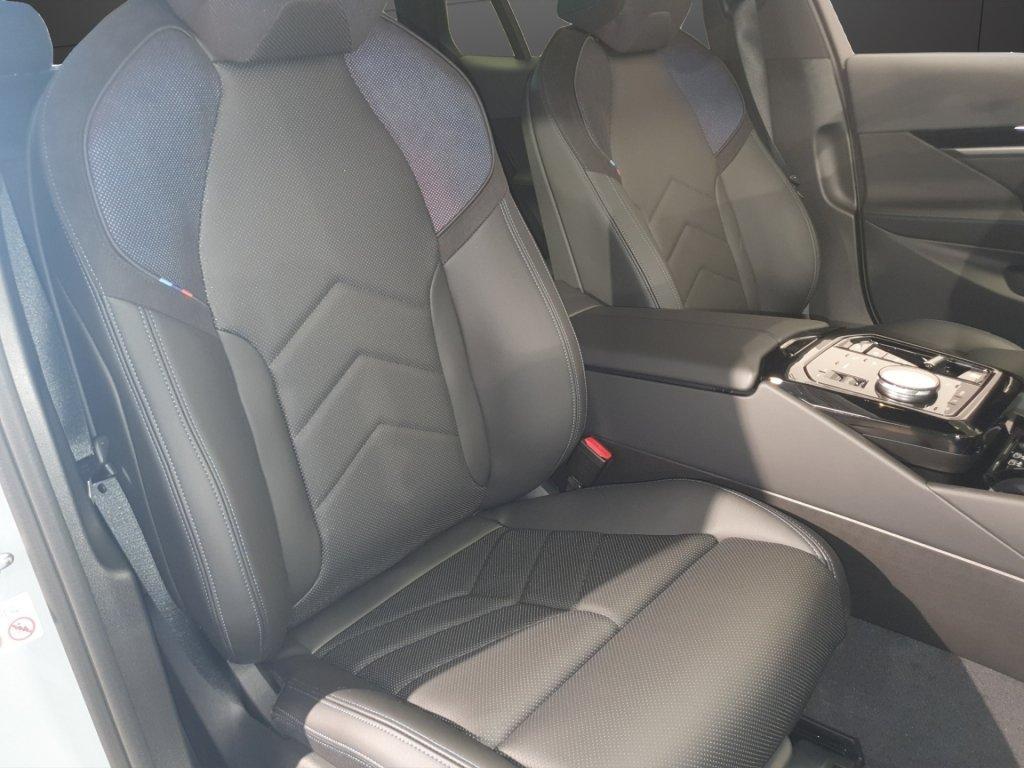 BMW 520d xDrive Touring-image-12