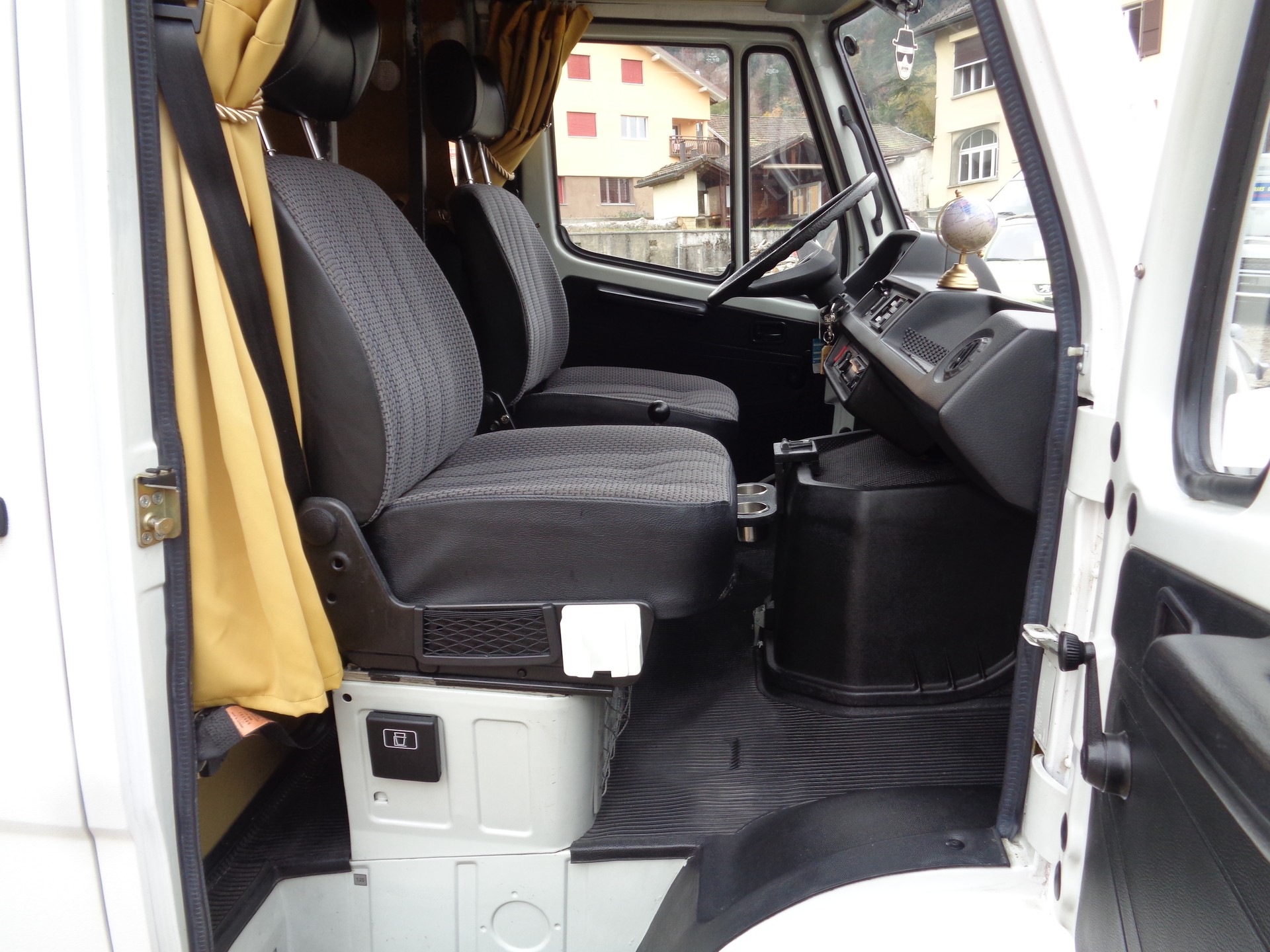 MERCEDES-BENZ 207 D-image-9
