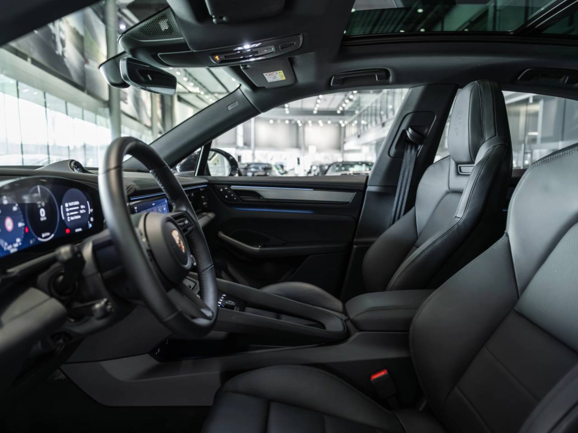 PORSCHE Macan 4-showroom-element-3