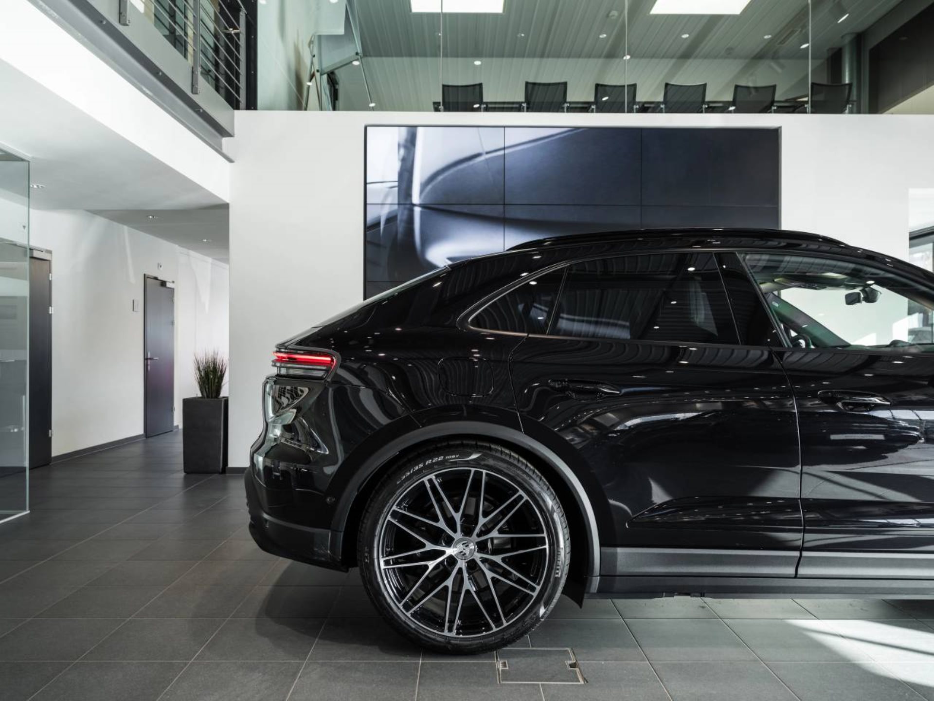 PORSCHE Macan 4-image-12