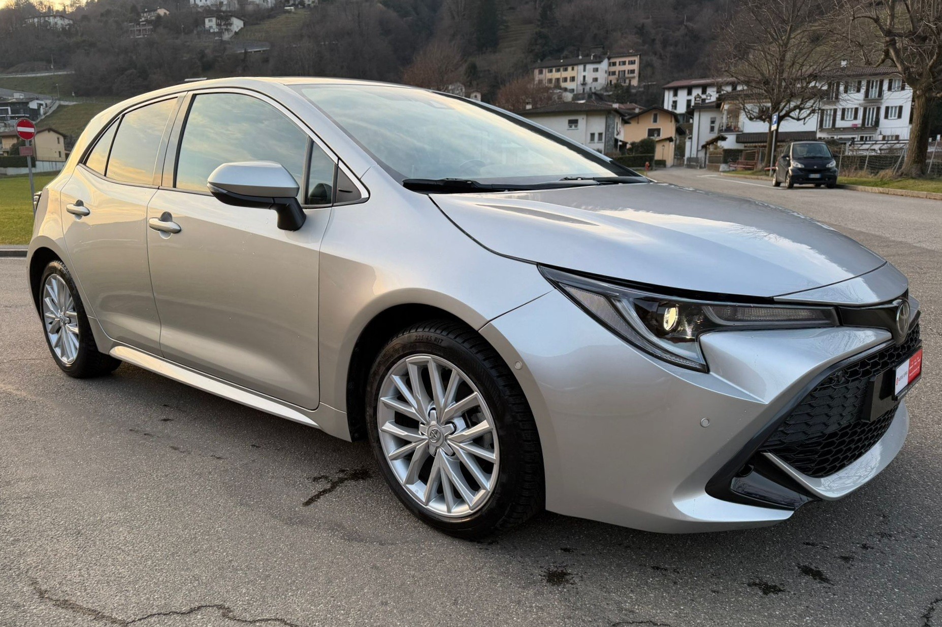 TOYOTA Corolla 1.8 HSD Comfort e-CVT-image-1