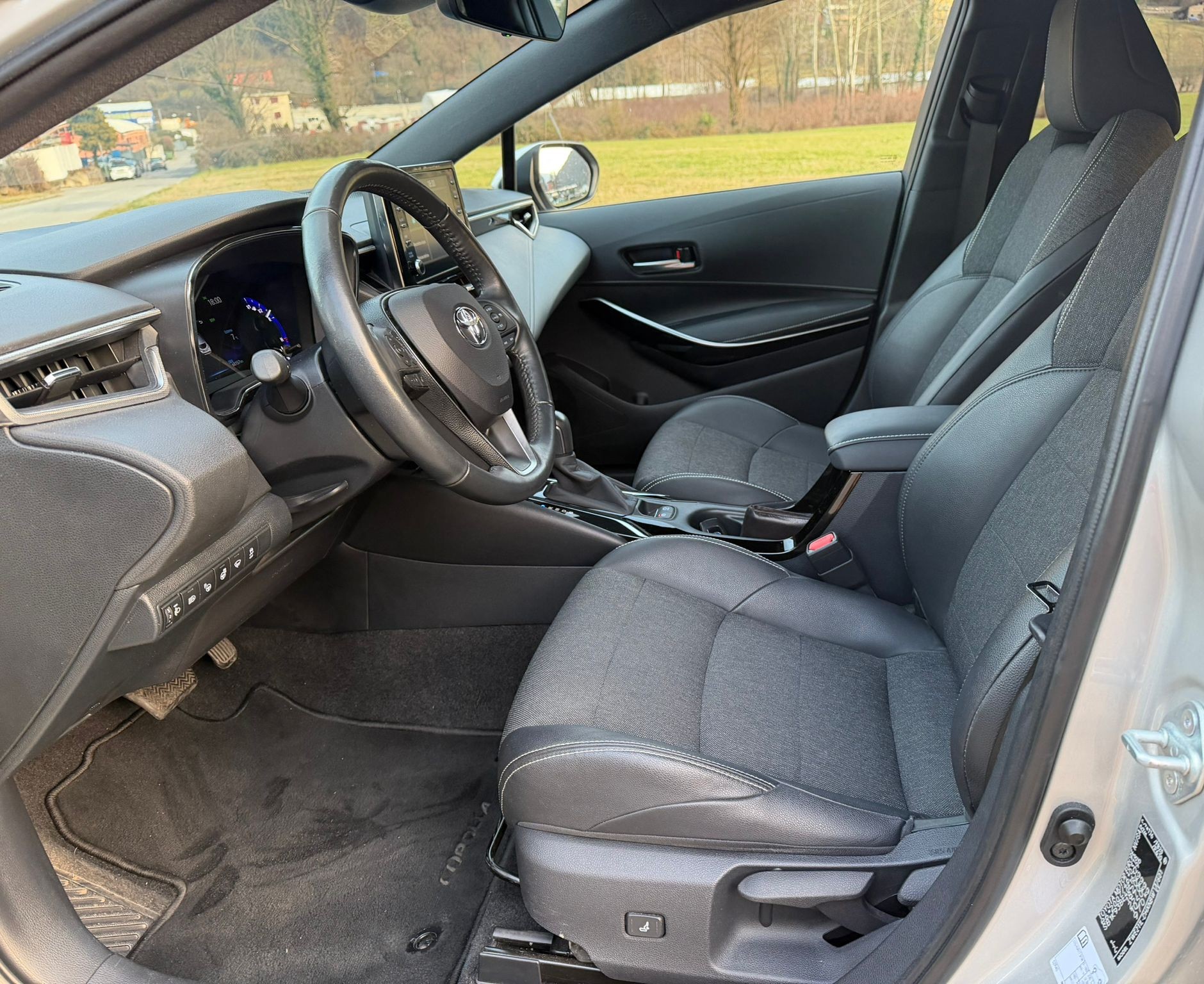 TOYOTA Corolla 1.8 HSD Comfort e-CVT-image-7