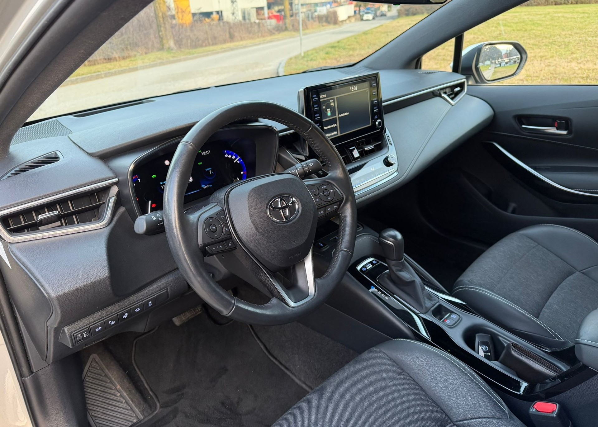 TOYOTA Corolla 1.8 HSD Comfort e-CVT-image-8