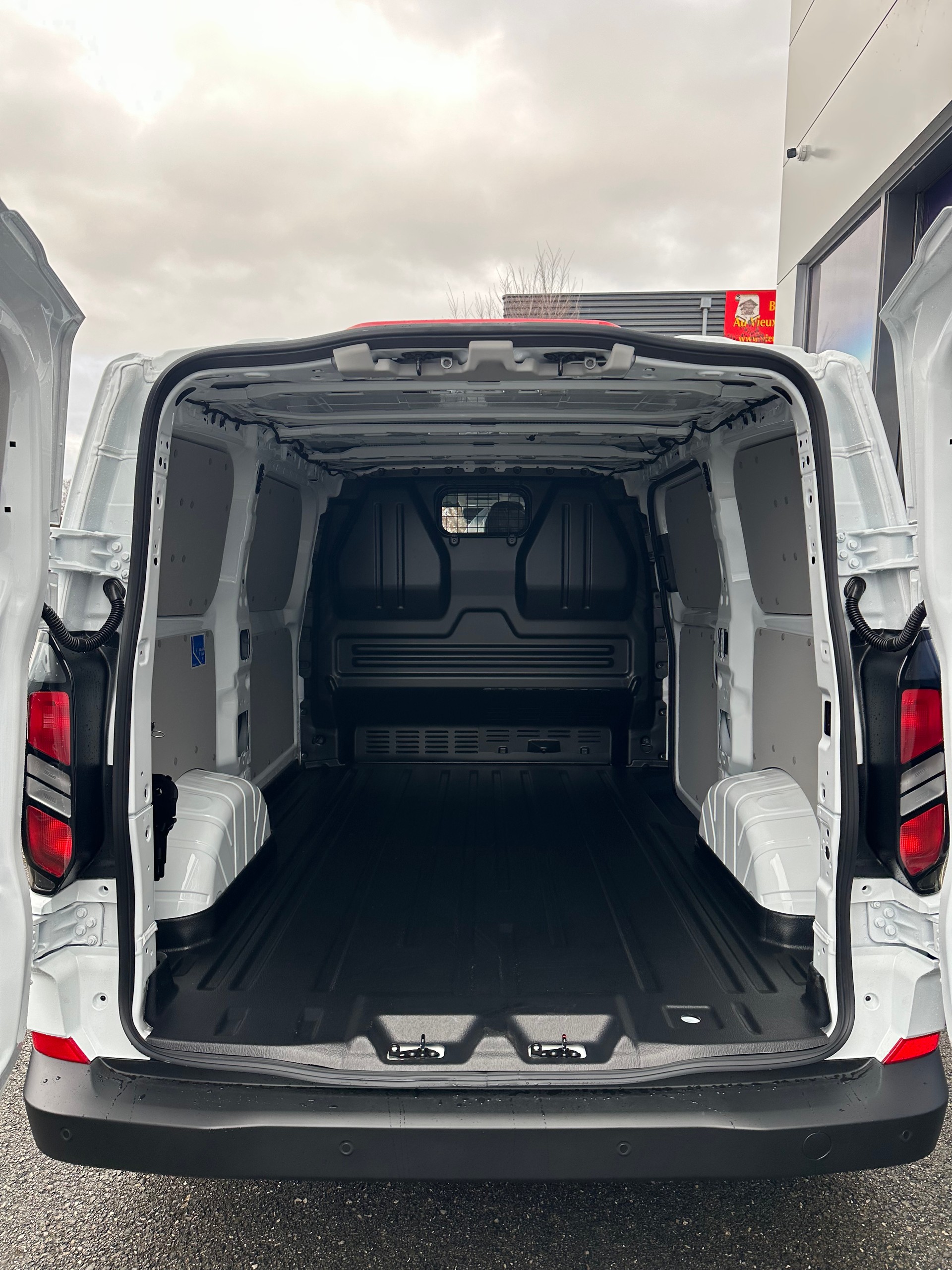 FORD Transit Custom Van 320 L1 2.5 Durat Trend/PHEV-image-6