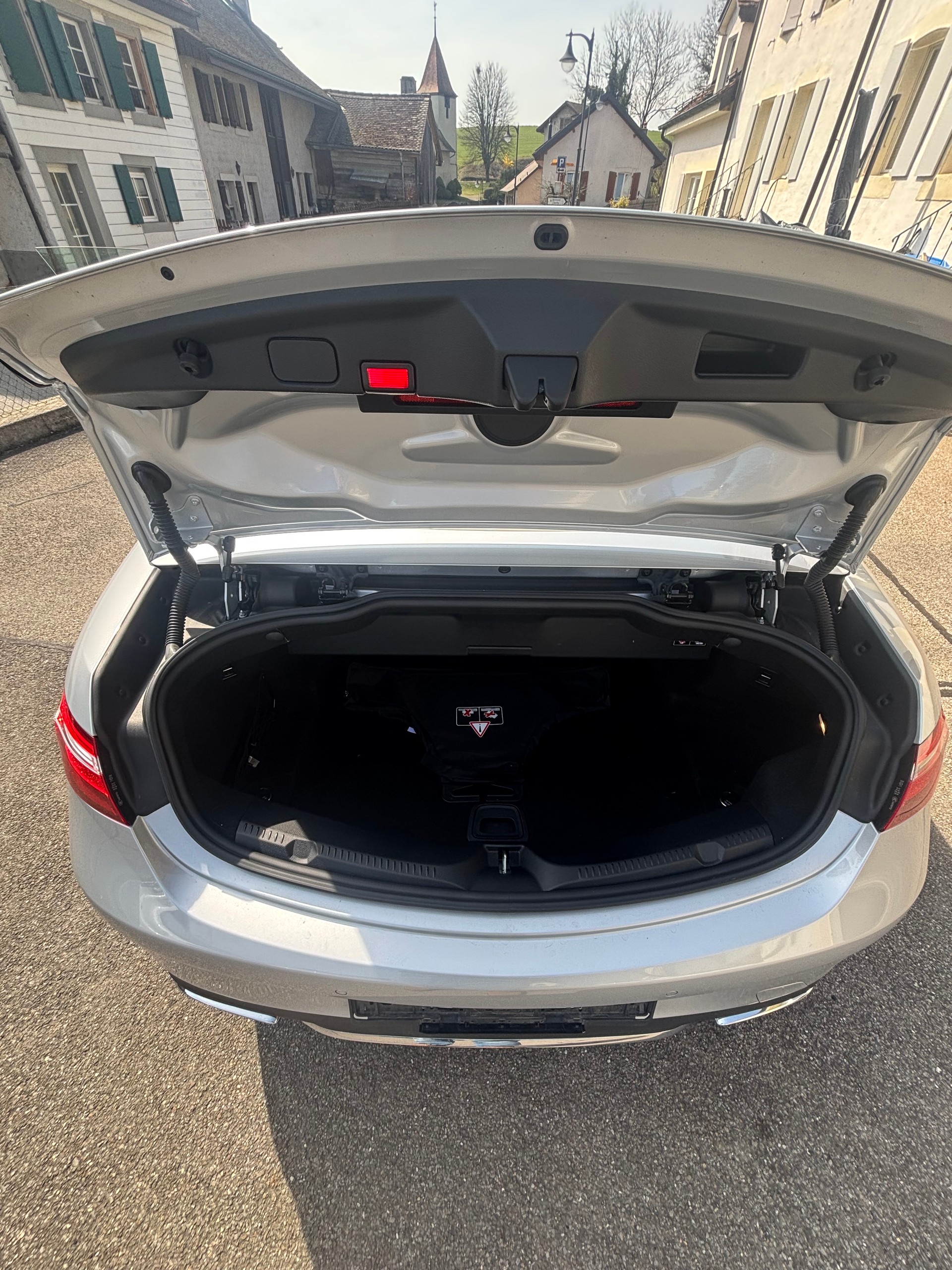 MERCEDES-BENZ E 220D-image-18