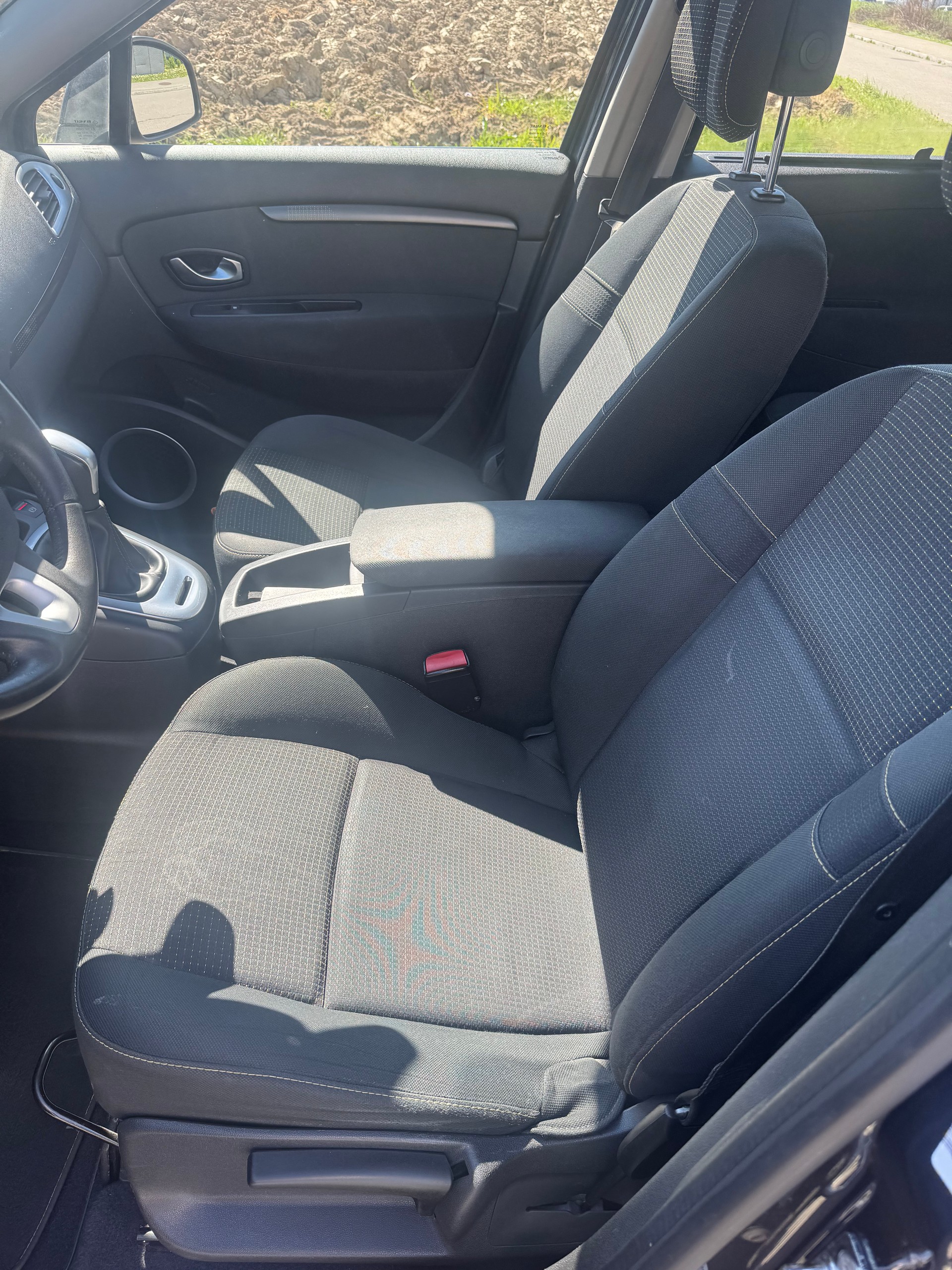RENAULT Grand Scénic 2.0 16V Dynamique X-Tronic CVT-image-9