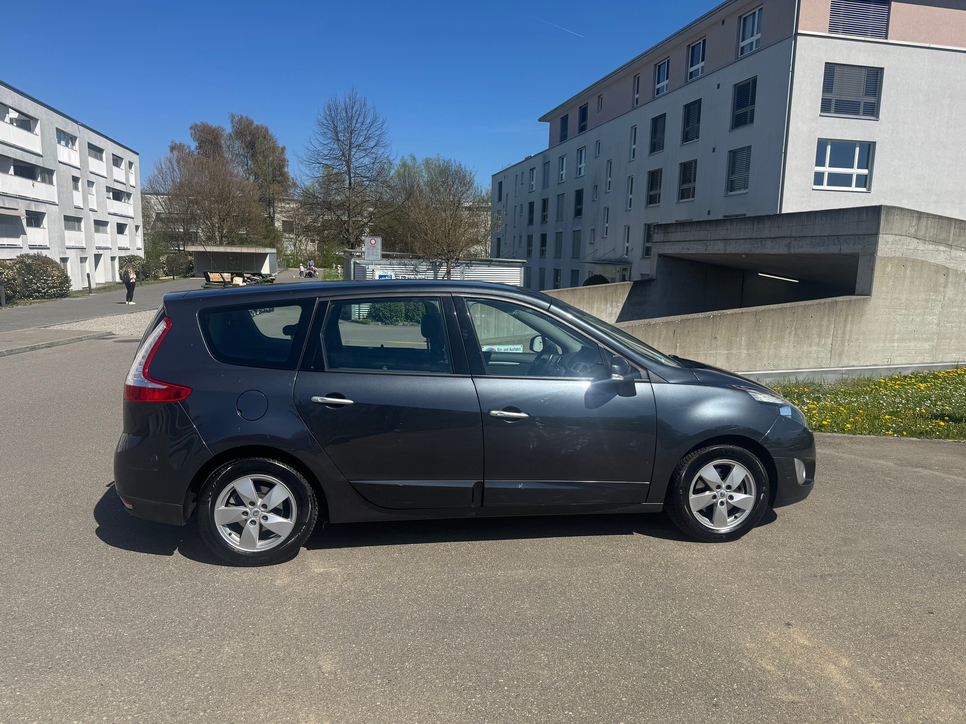 RENAULT Grand Scénic 2.0 16V Dynamique X-Tronic CVT-image-4