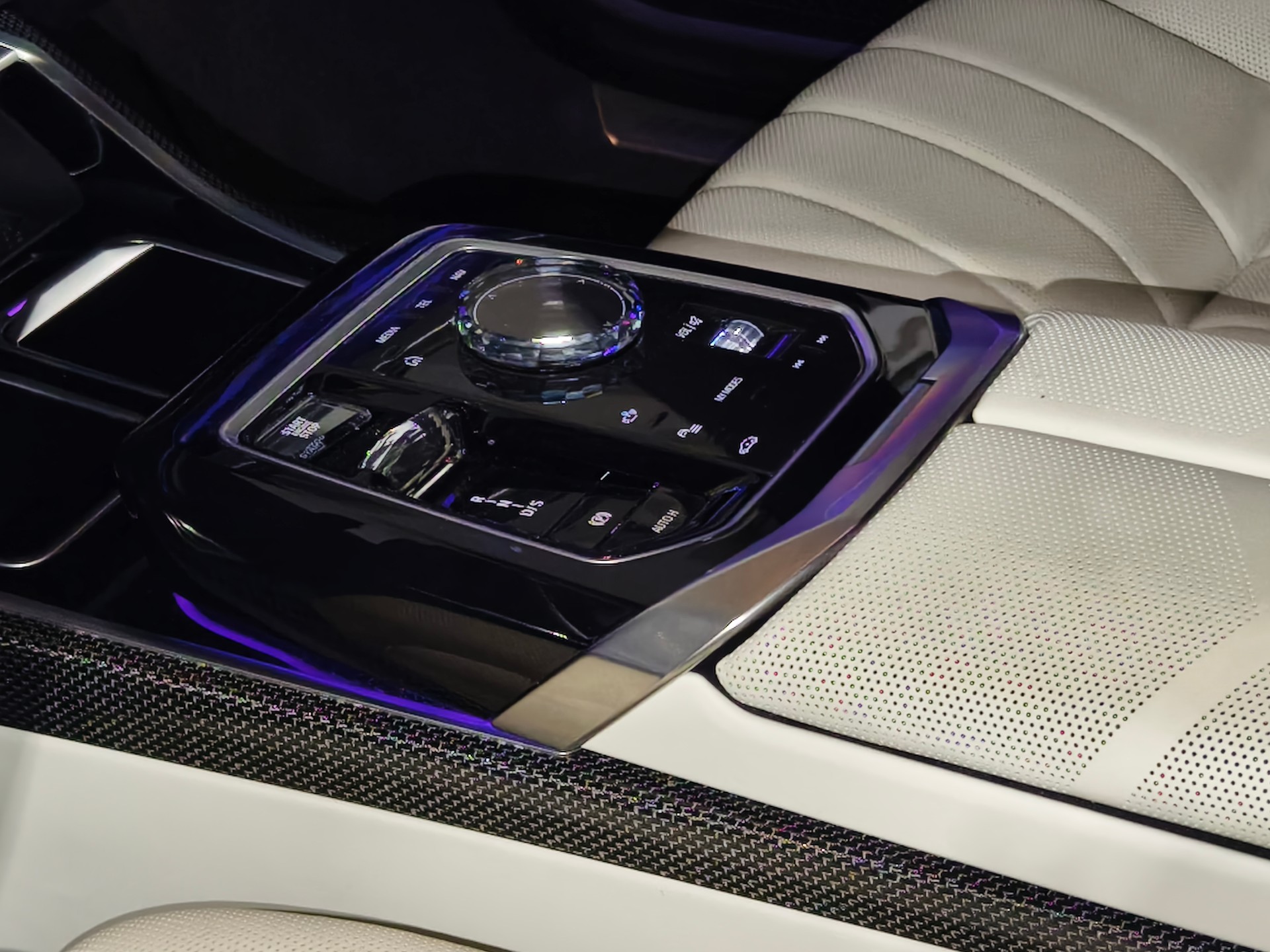 BMW 750e xDrive CH FAHRZEUG-image-12