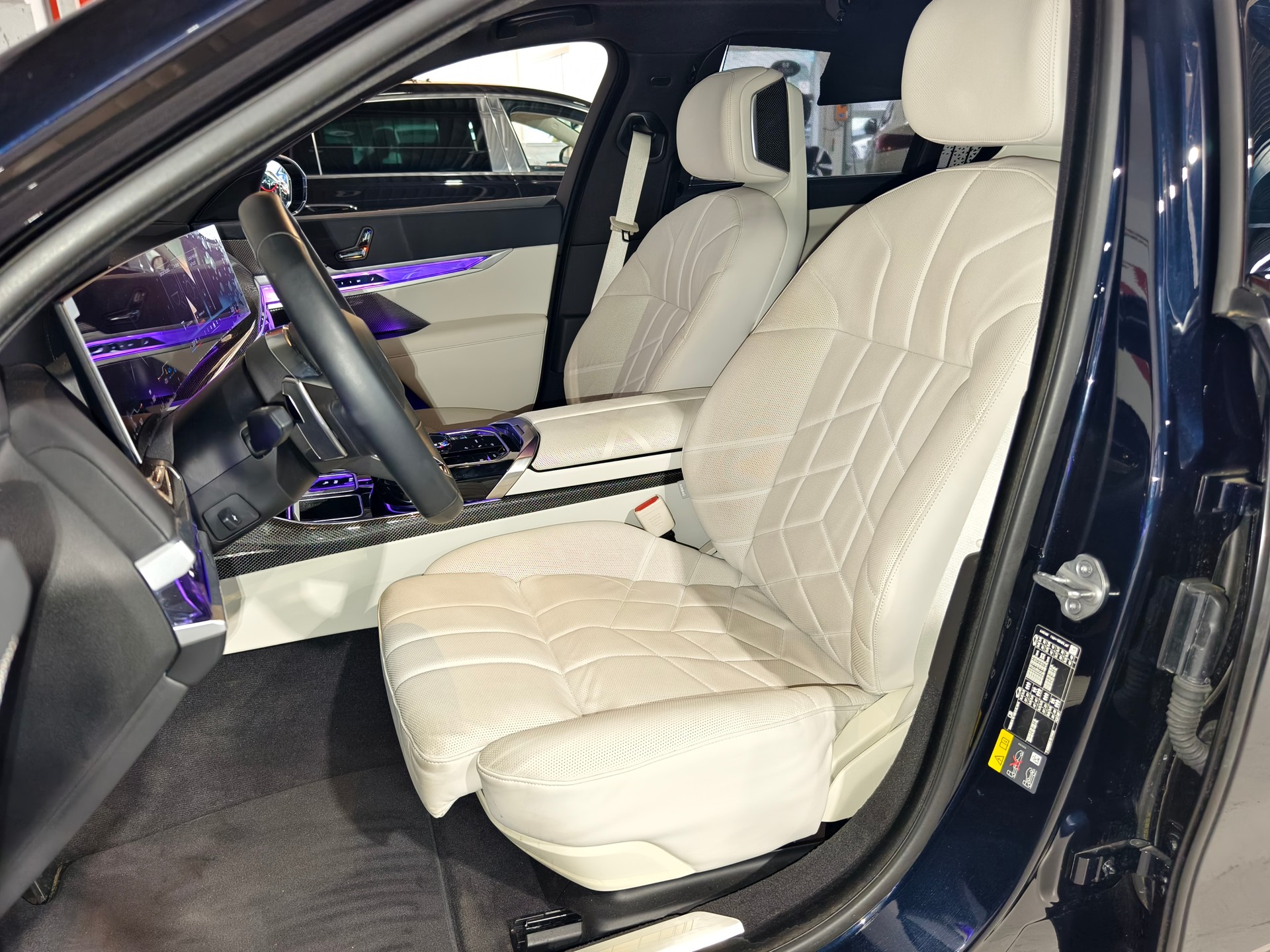 BMW 750e xDrive CH FAHRZEUG-image-8