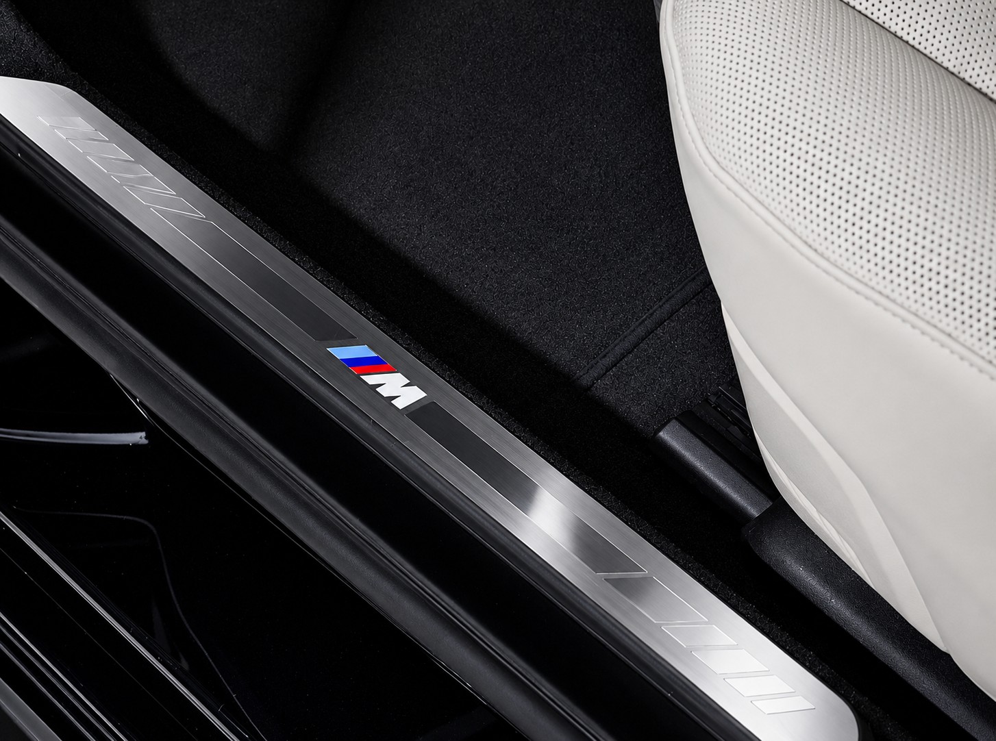BMW 750e xDrive CH FAHRZEUG-image-26