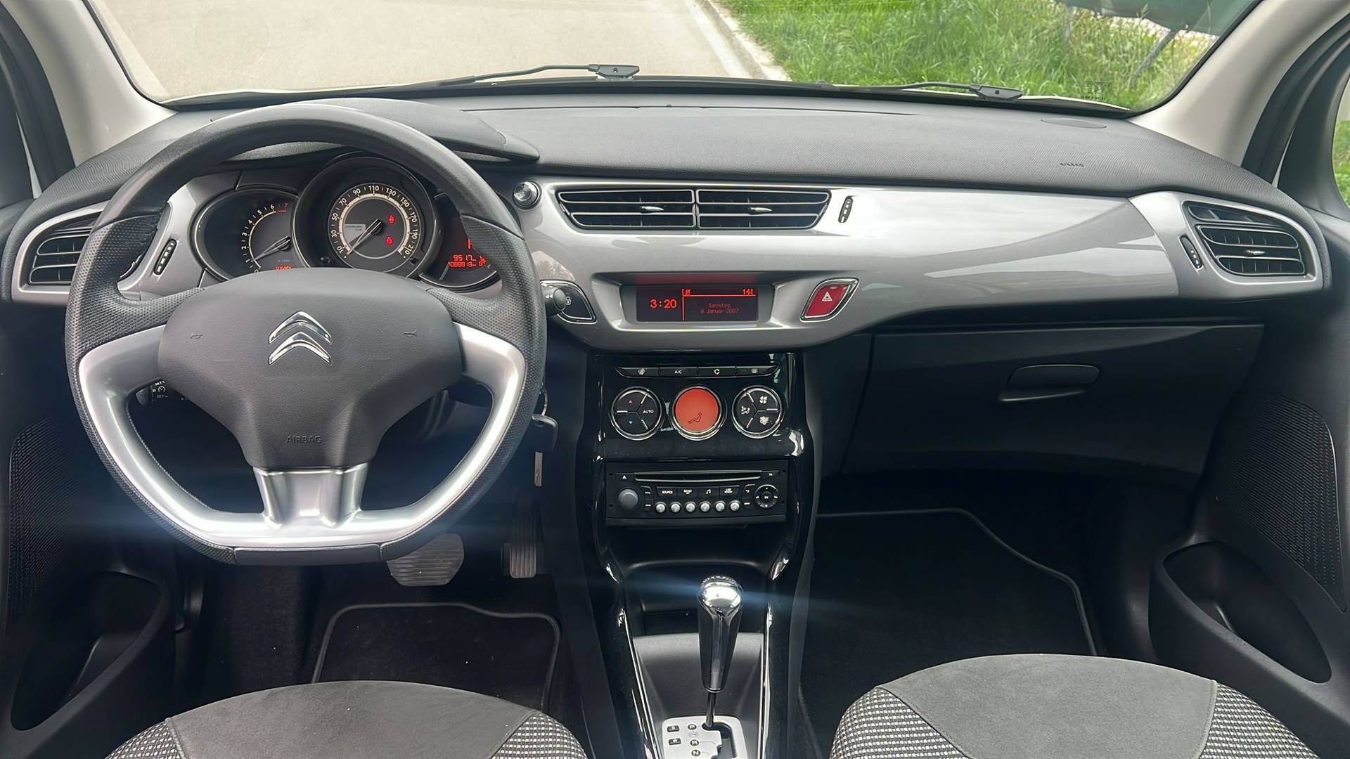 CITROEN C3 1.6i 16V Exclusive Automatic-image-8