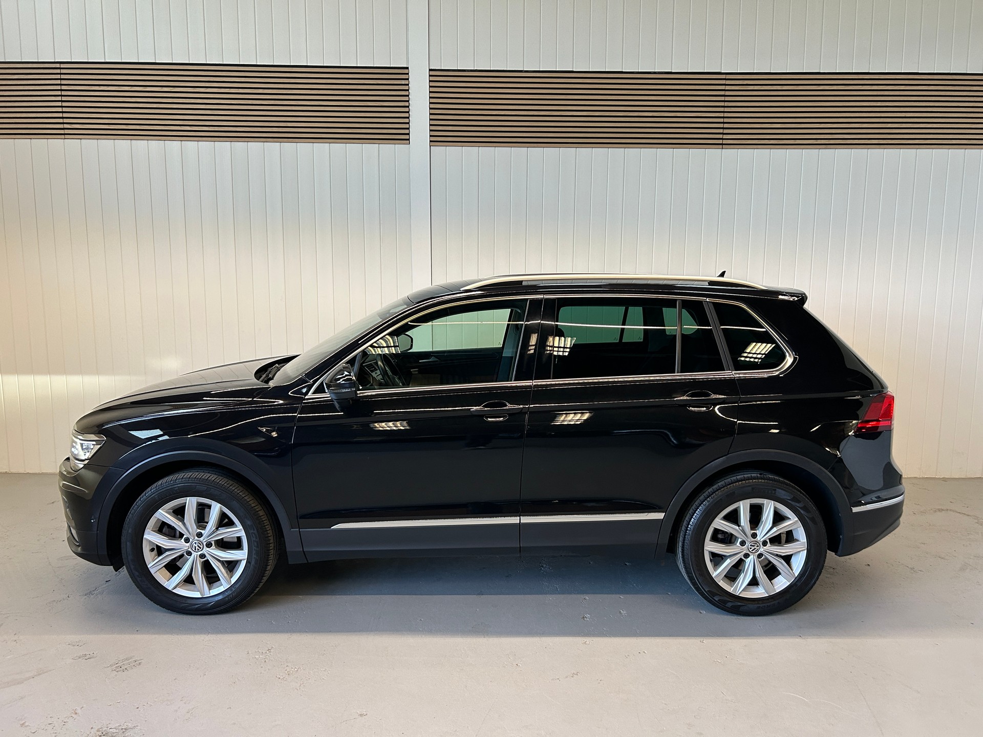 VW Tiguan 2.0TSI Highline 4Motion DSG-showroom-element-1