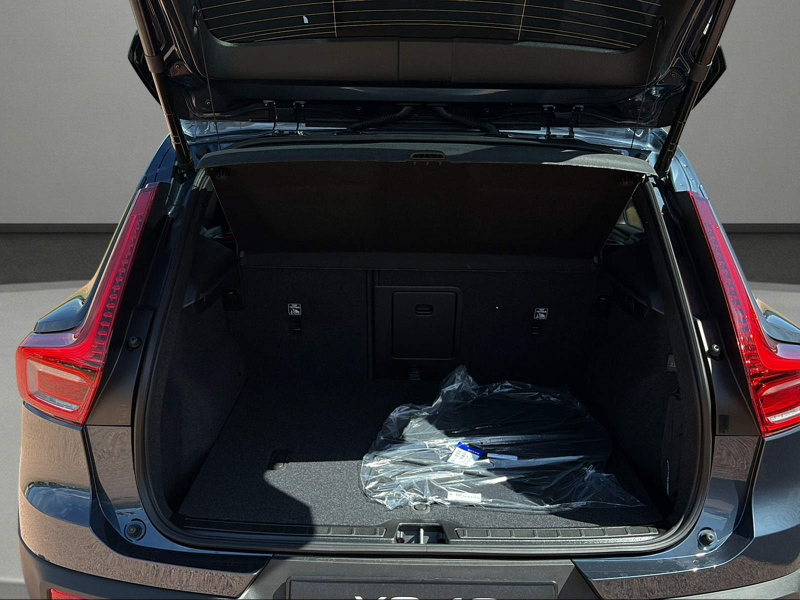 VOLVO XC40 B3 Benzin Mild Hybrid Plus Dark DCT-image-9