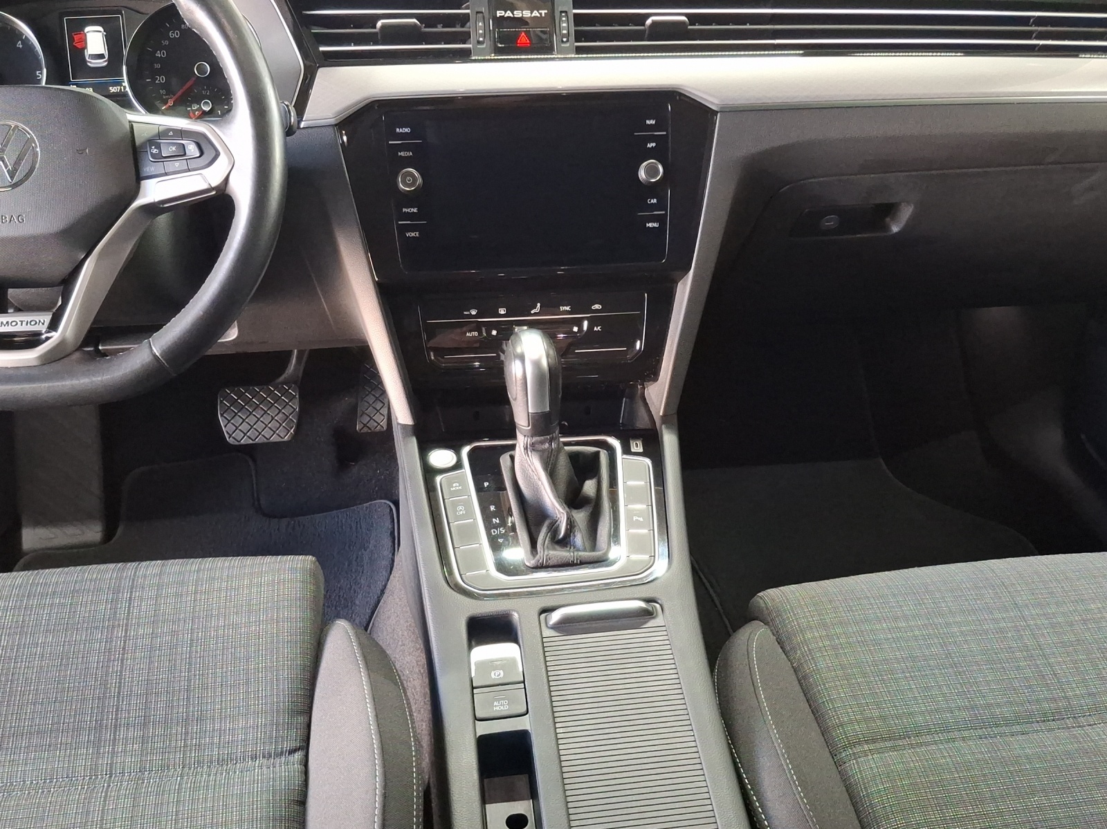 VW Passat 2.0 TDI BMT Business 4Motion DSG-image-10