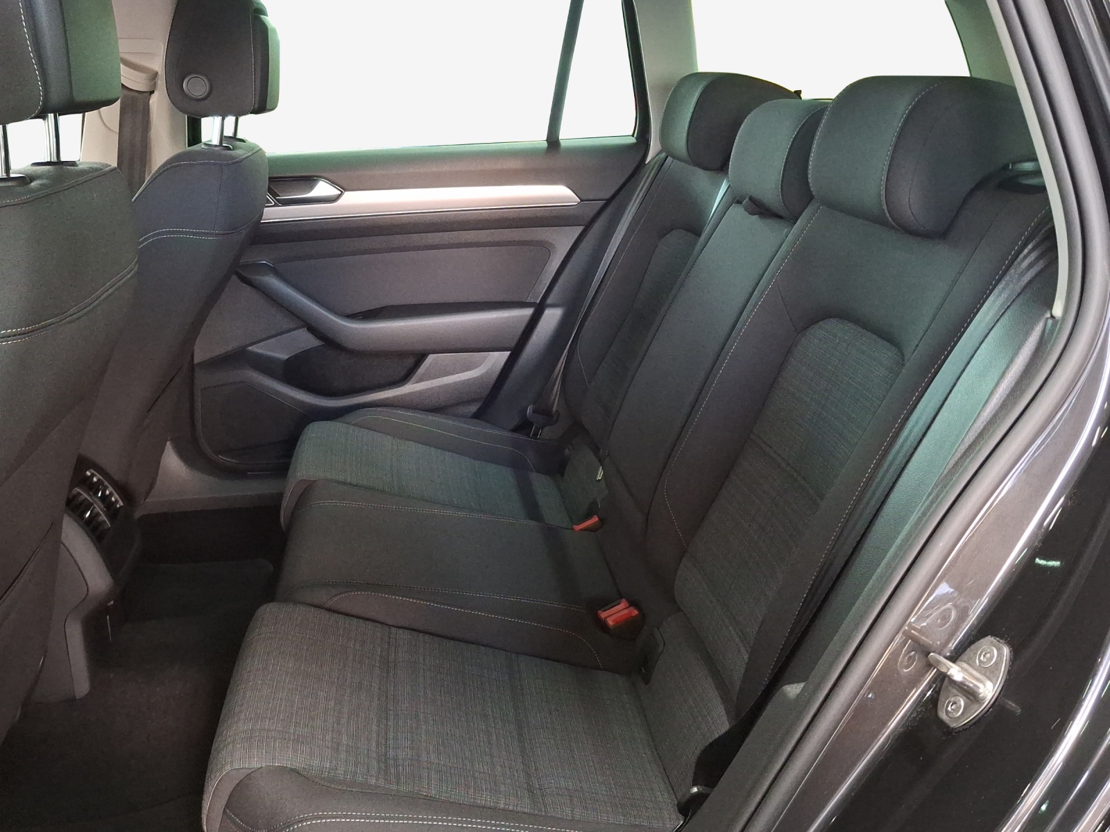 VW Passat 2.0 TDI BMT Business 4Motion DSG-image-11