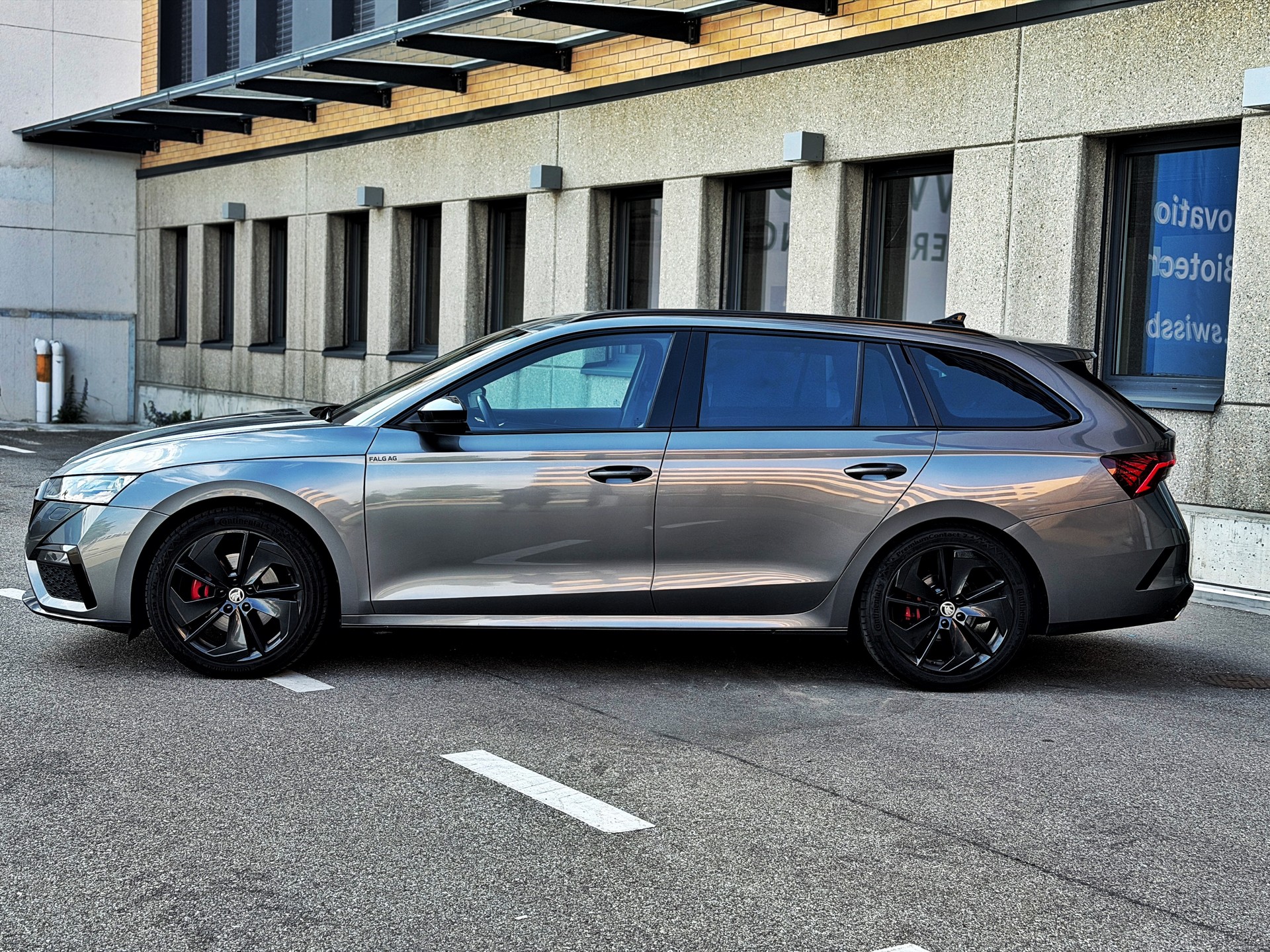 SKODA Octavia Combi 2.0 TDI DSG RS 4x4-image-1
