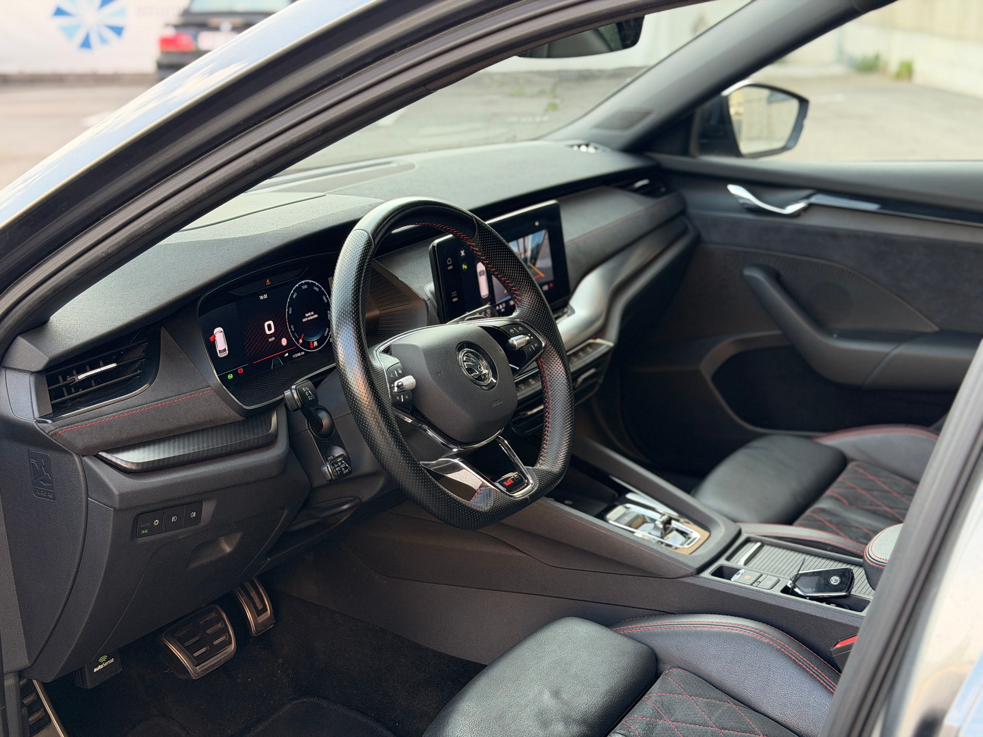 SKODA Octavia Combi 2.0 TDI DSG RS 4x4-image-13