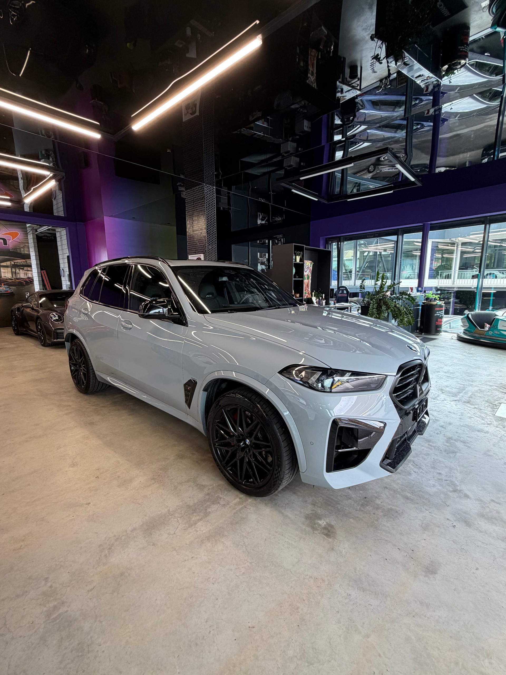 BMW X5M Competition-showroom-element-3