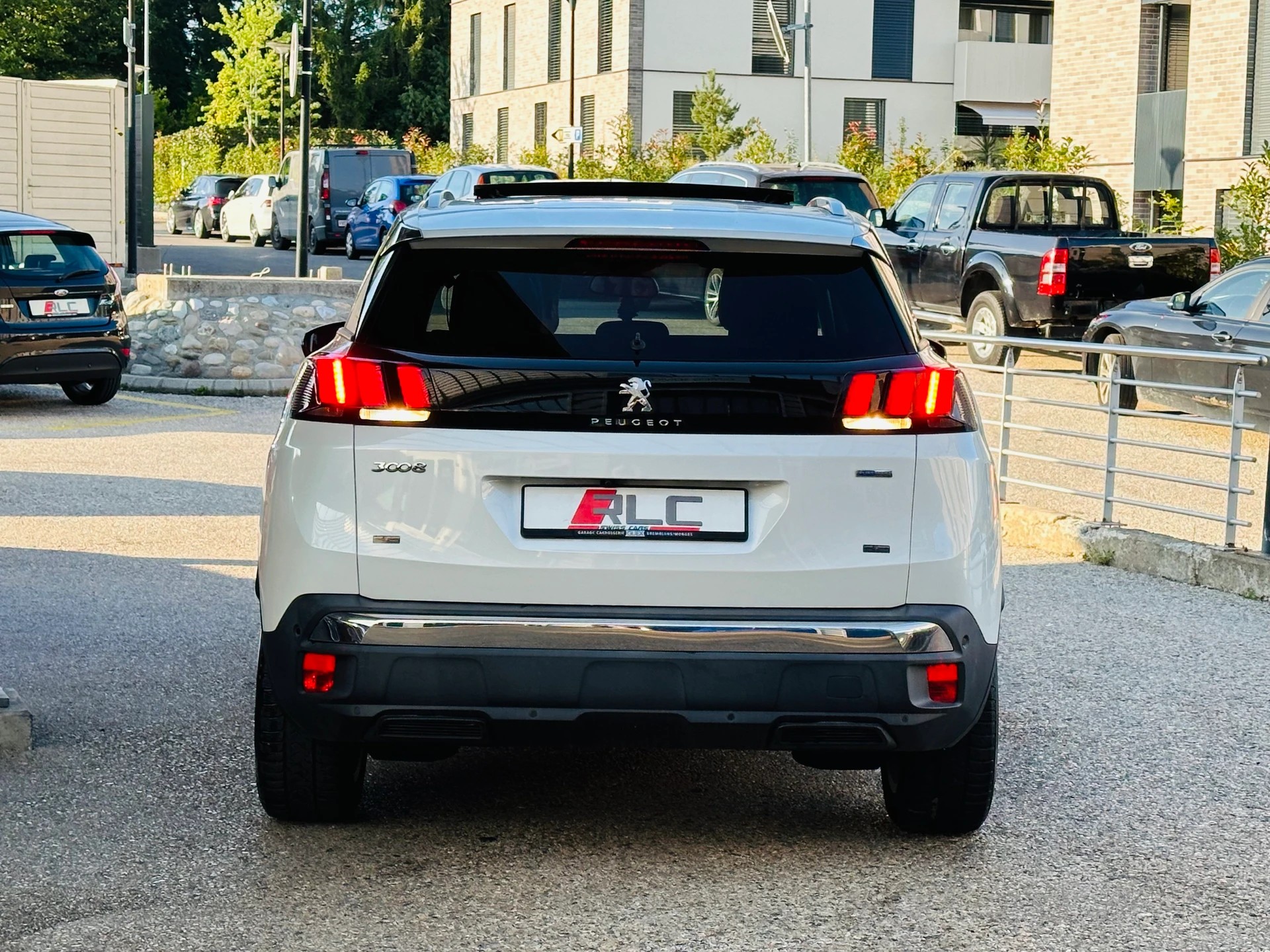 PEUGEOT 3008 1.2 PureTech Allure-image-9
