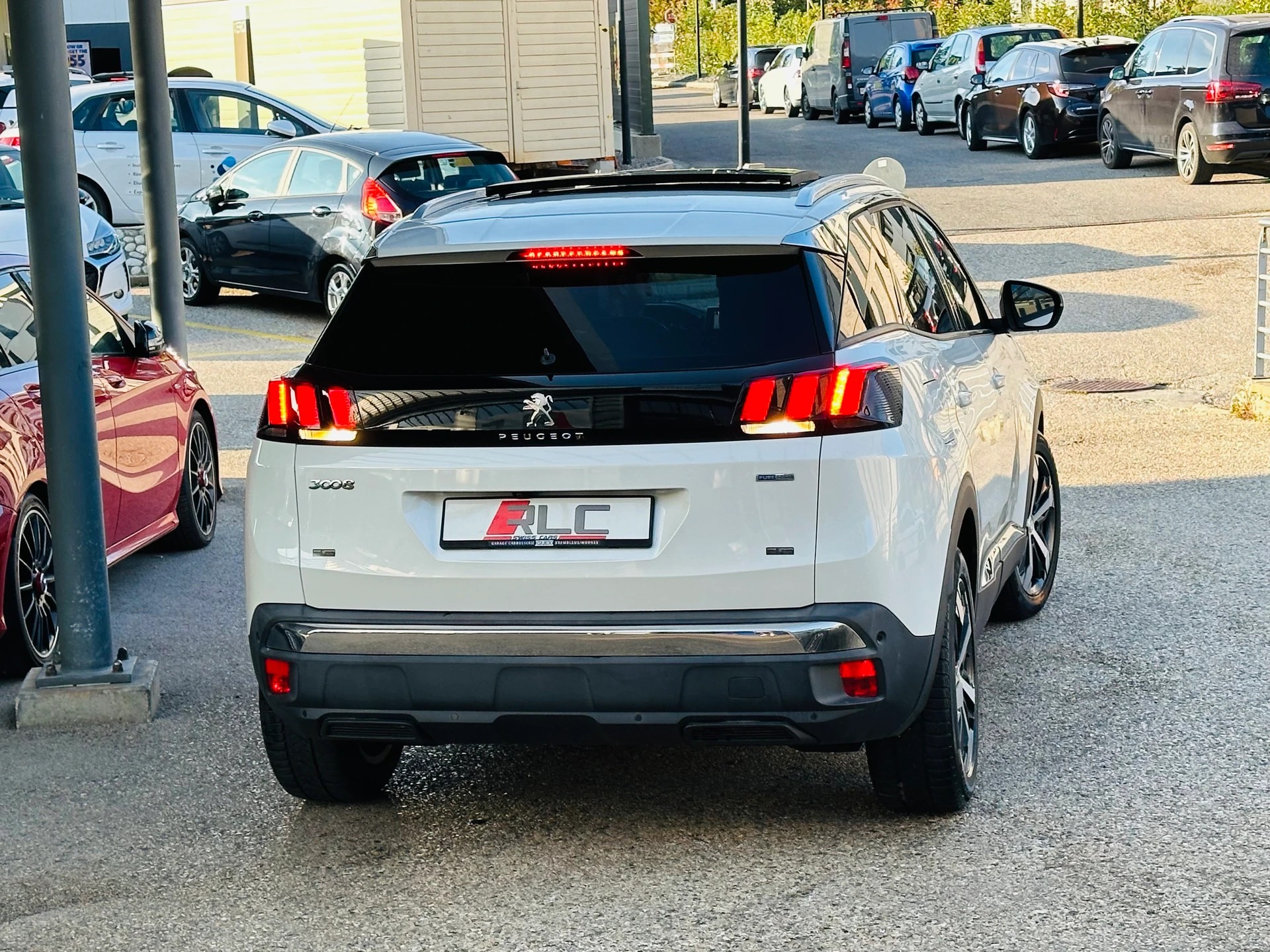 PEUGEOT 3008 1.2 PureTech Allure-image-8