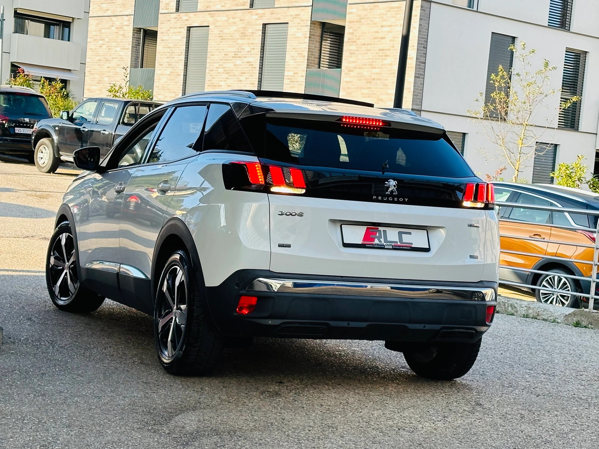 PEUGEOT 3008 1.2 PureTech Allure-image-11