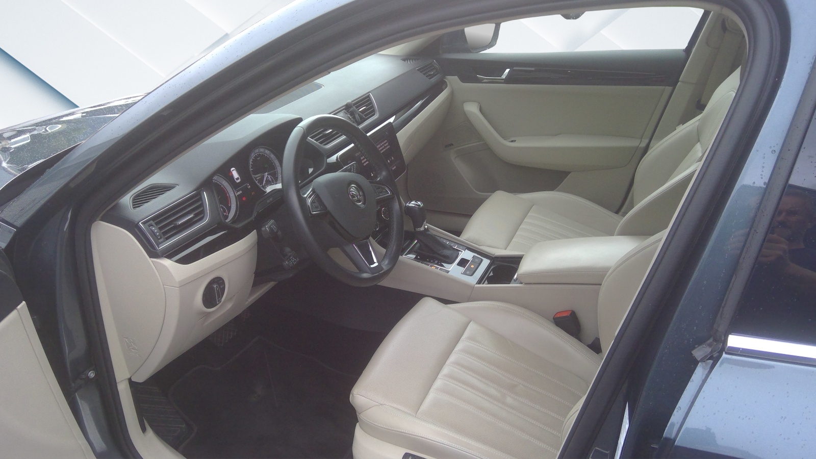 SKODA Superb Combi 2.0 TSI L&K DSG 4x4-image-10
